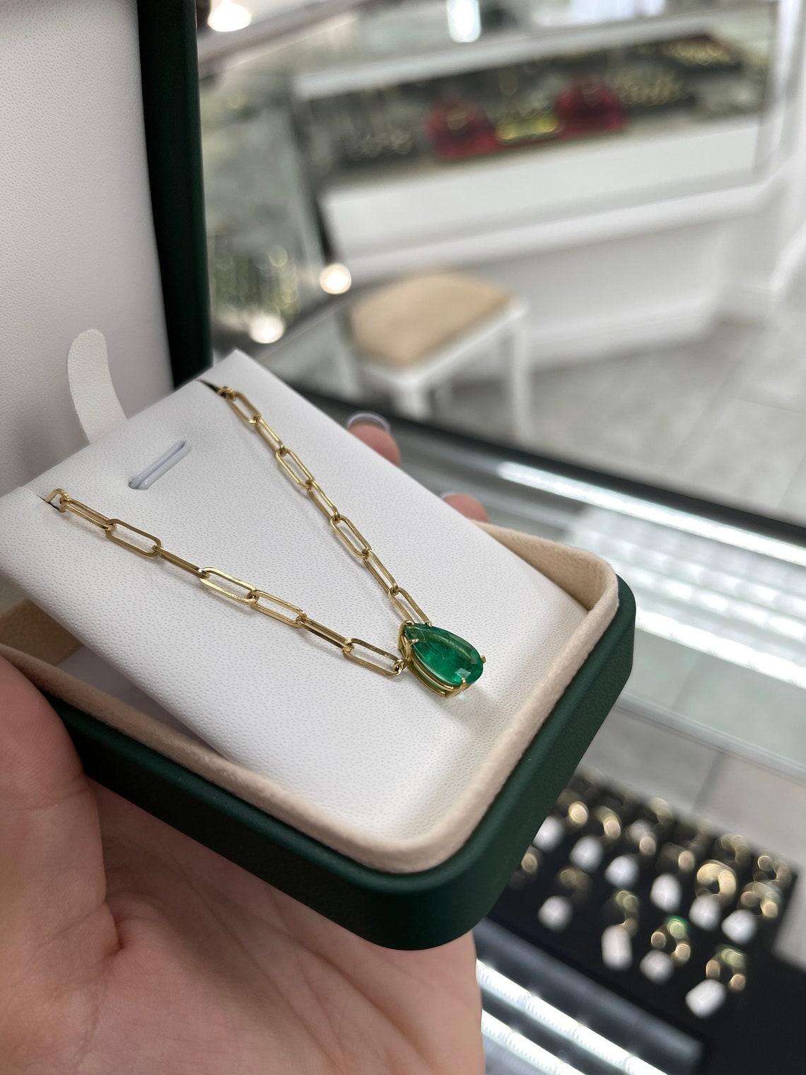 Collar Solitario de Esmeralda Corte Pera de 2,73 Quilates de Calidad Superior en Oro de 18K Corte pera en venta