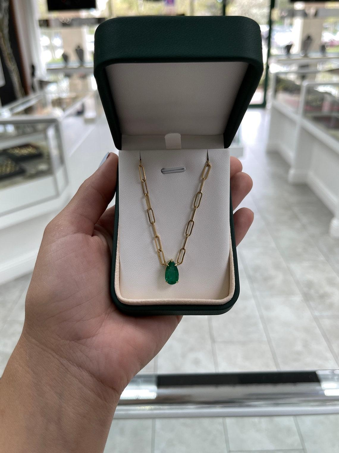Collar Solitario de Esmeralda Corte Pera de 2,73 Quilates de Calidad Superior en Oro de 18K en Nuevo estado para la venta en Jupiter, FL