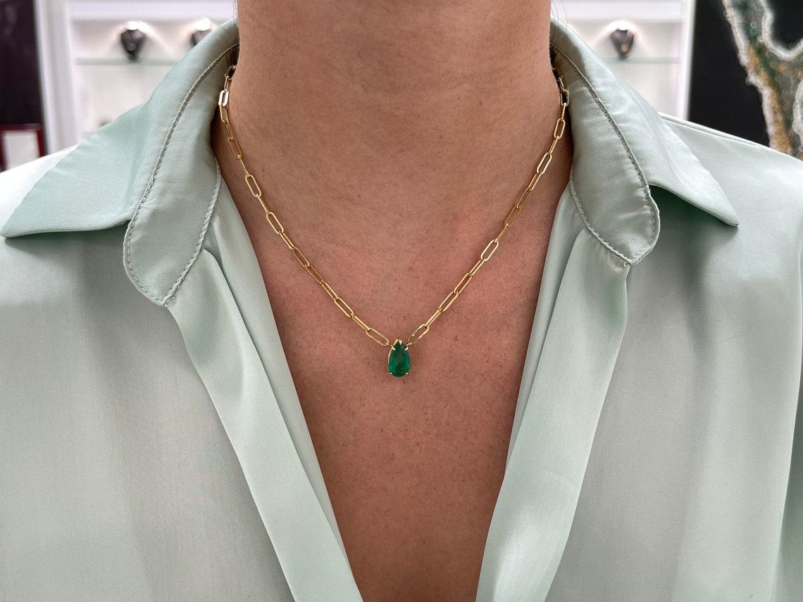 De las mujeres Collar Solitario de Esmeralda Corte Pera de 2,73 Quilates de Calidad Superior en Oro de 18K en venta