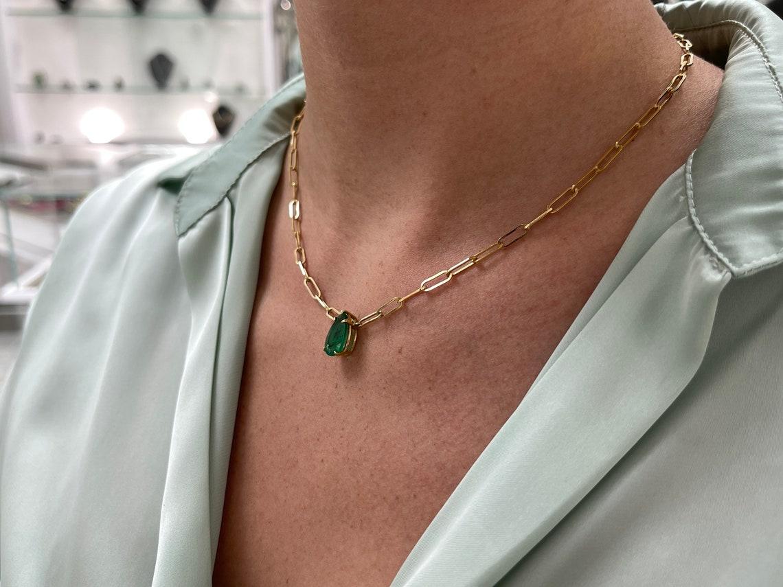 Collar Solitario de Esmeralda Corte Pera de 2,73 Quilates de Calidad Superior en Oro de 18K en venta 1