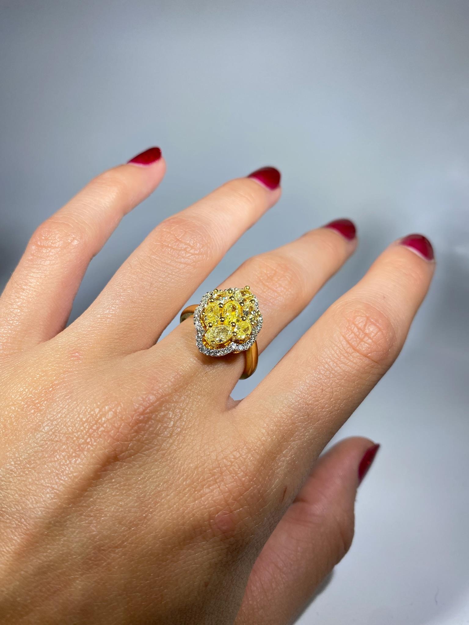 Anillo de oro de 18 quilates con racimo de diamantes amarillos de fantasía naturales de 2,73 quilates Corte redondo en venta