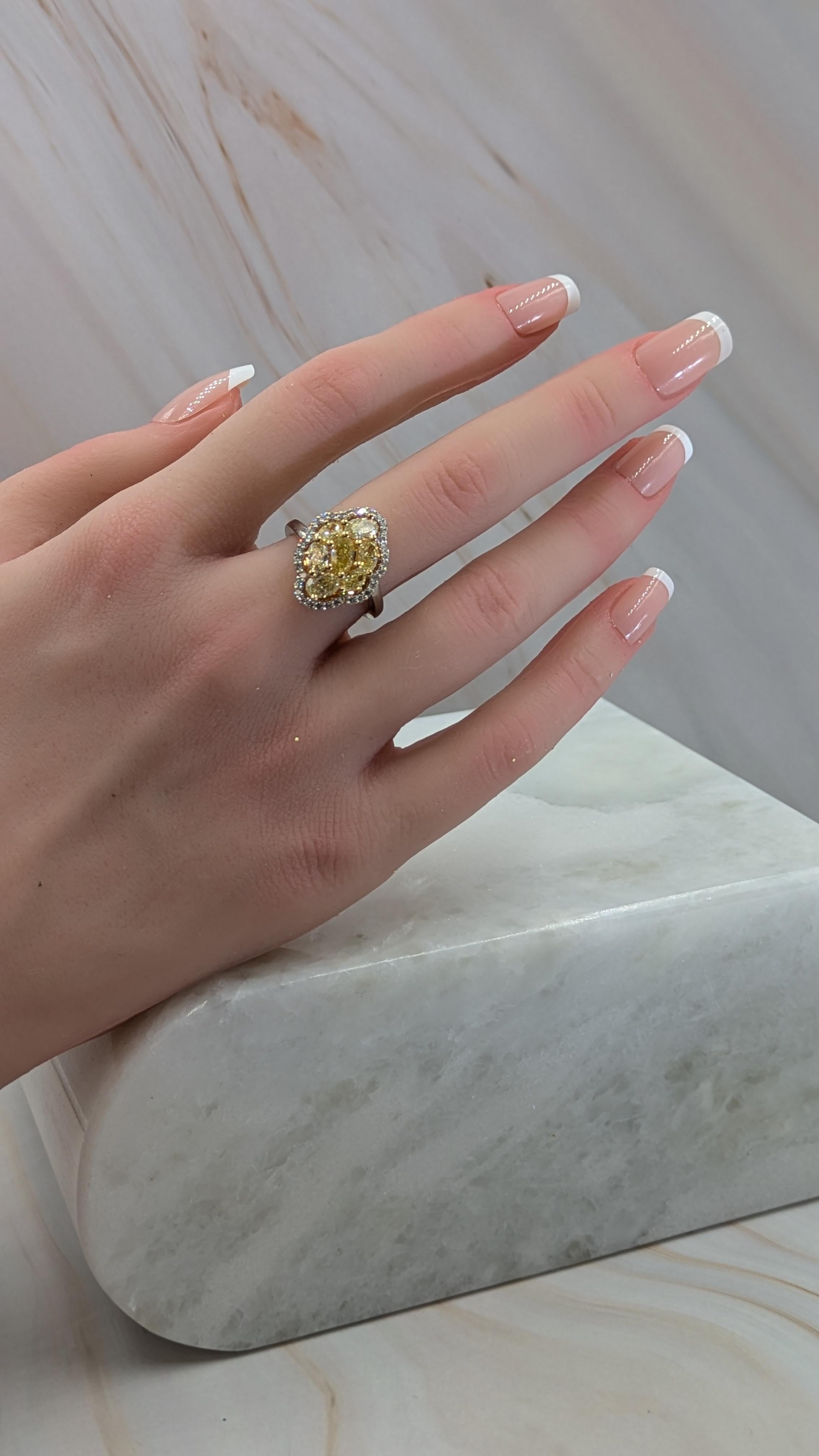 Anillo de oro de 18 quilates con racimo de diamantes amarillos de fantasía naturales de 2,73 quilates en Nuevo estado para la venta en New York, NY
