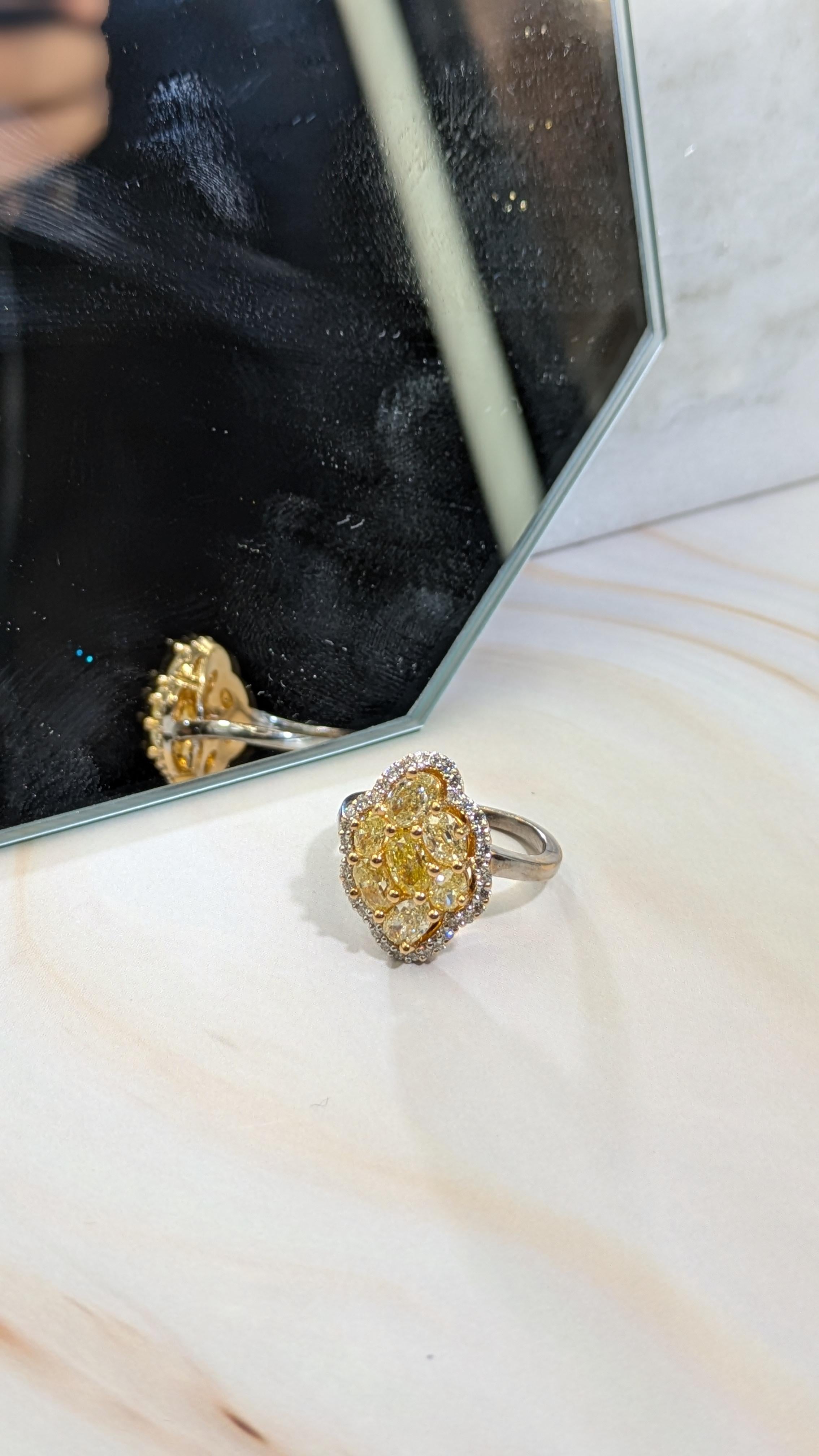 De las mujeres Anillo de oro de 18 quilates con racimo de diamantes amarillos de fantasía naturales de 2,73 quilates en venta