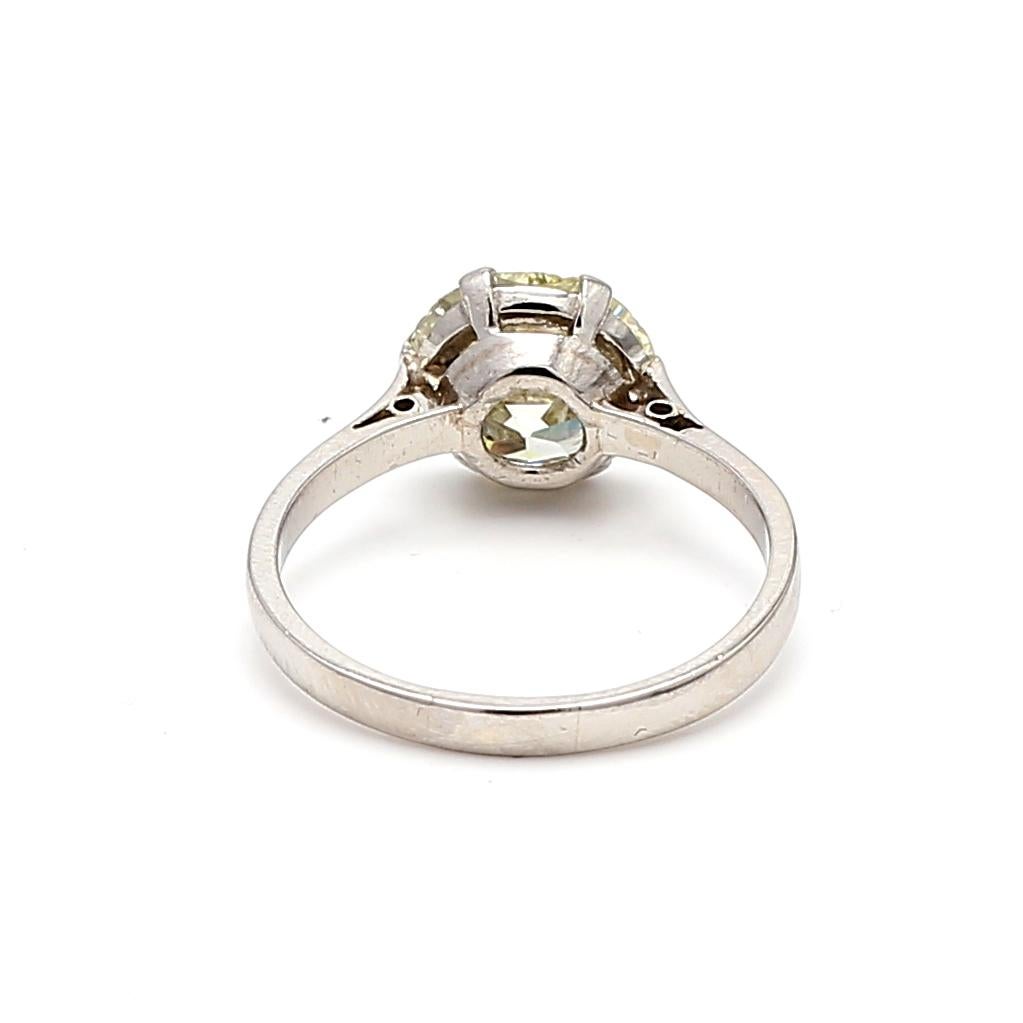 Bague de fiançailles en platine S-SI1 avec diamant de forme européenne ancienne de 2,73 carats en vente 1