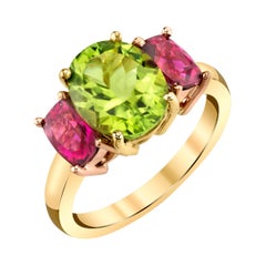 Bague à trois pierres en or rose et jaune avec péridot et tourmaline rose ornée de rubellites