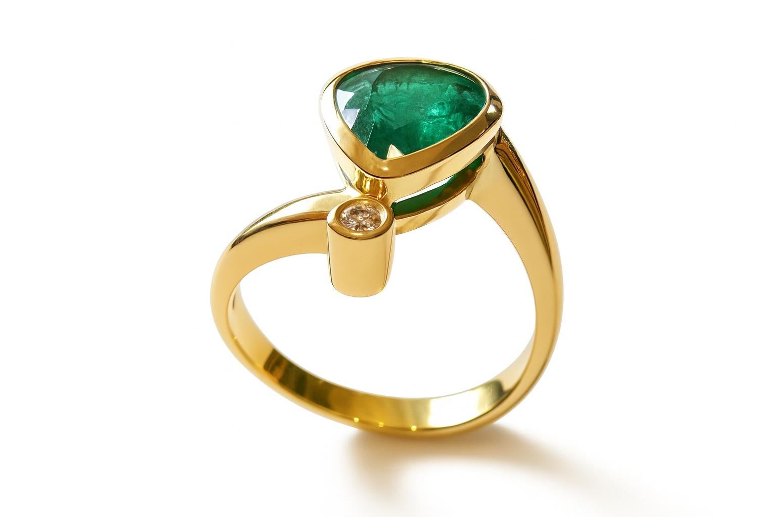 2.73 Carat Vivid Green Emerald & Diamond in Gold with Poetry Cocktail Ring In New Condition For Sale In Kirschweiler, DE