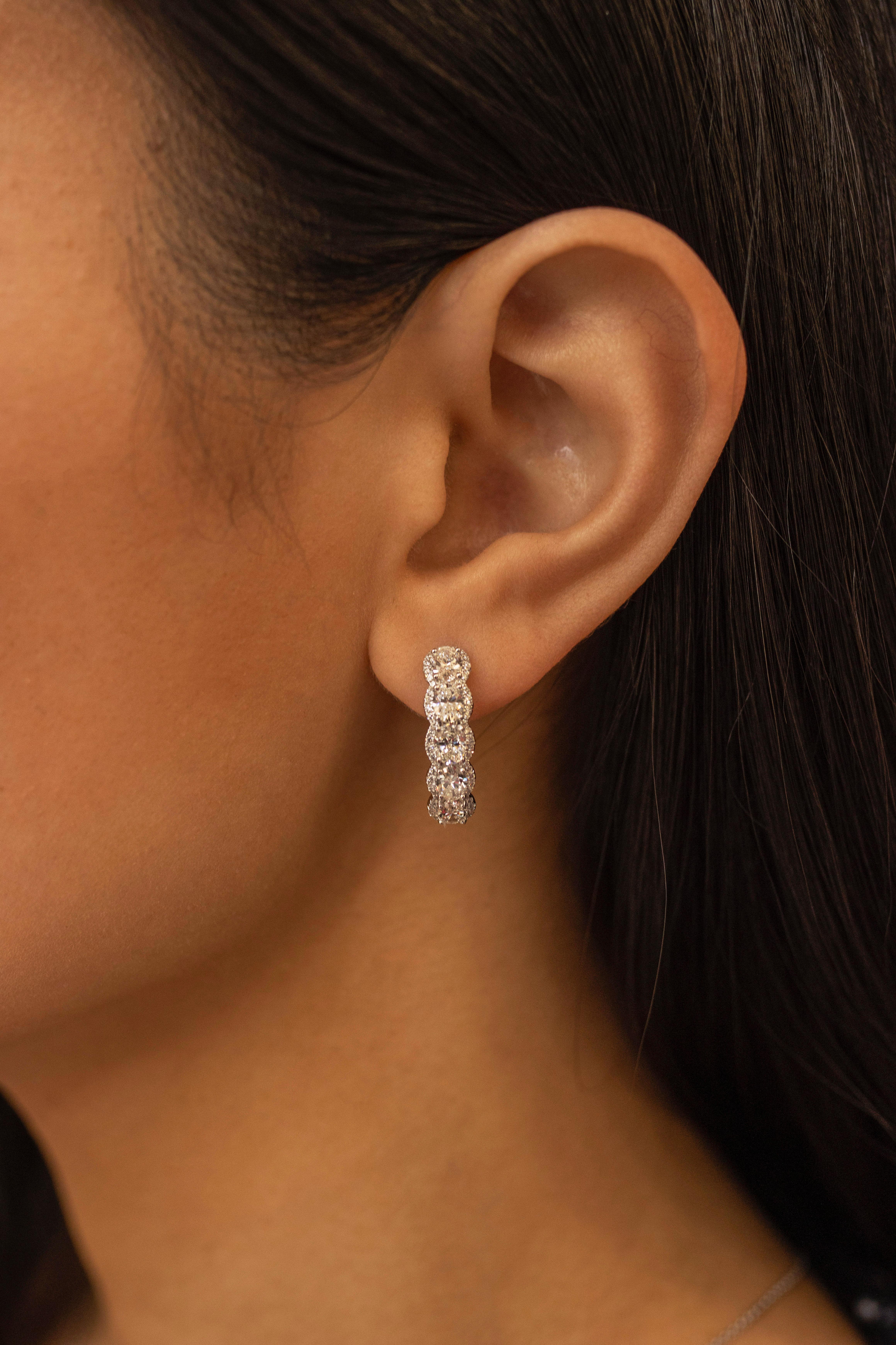 Taille ovale Créoles en forme de dôme avec diamants taille ovale de 2,73 carats au total en vente