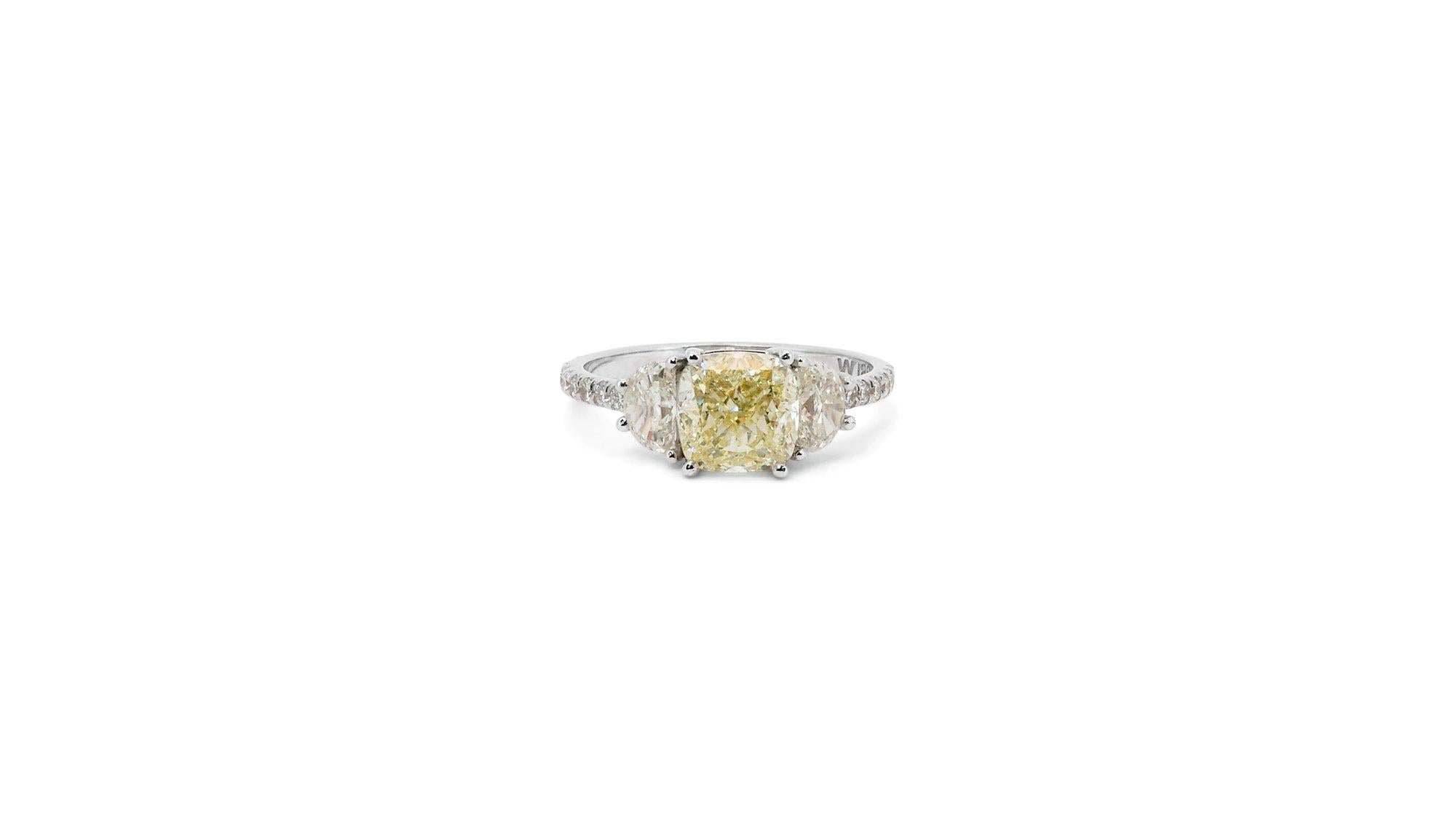 2,73 Gesamtkarat natürlicher Diamant Karat - Weißgold 3 Stein Fancy Color Ring -IGI-zertifiziert im Zustand „Neu“ in רמת גן, IL
