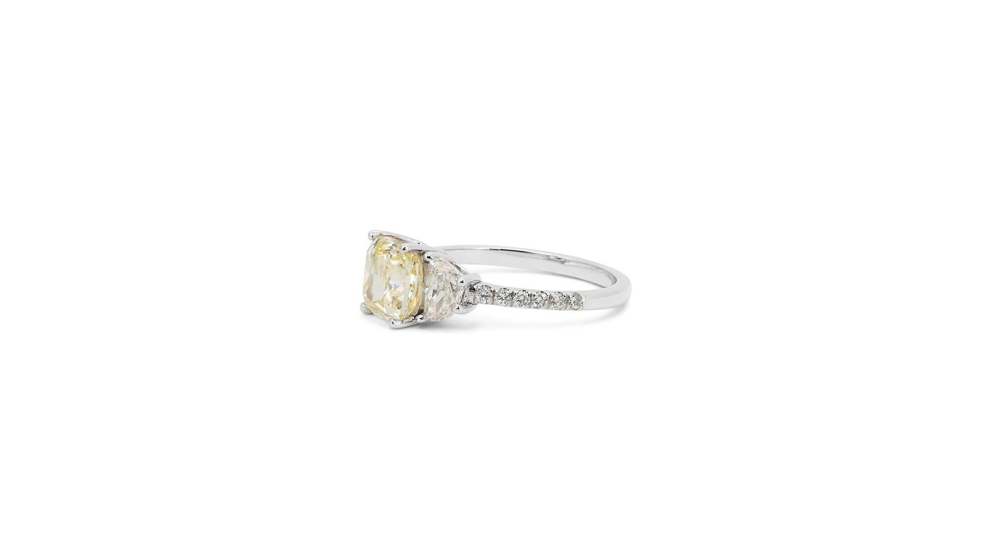 2,73 Gesamtkarat natürlicher Diamant Karat - Weißgold 3 Stein Fancy Color Ring -IGI-zertifiziert 1