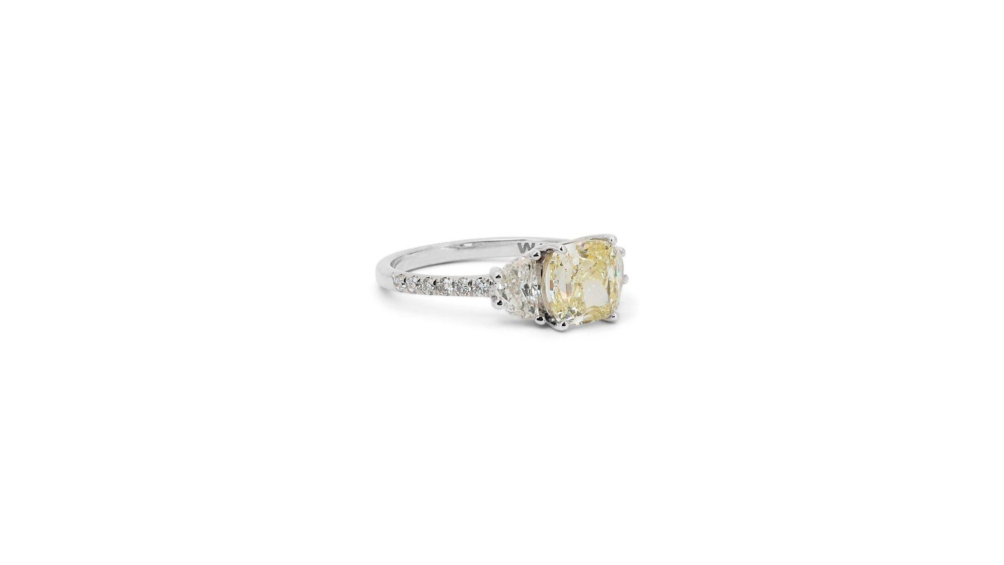 2,73 Gesamtkarat natürlicher Diamant Karat - Weißgold 3 Stein Fancy Color Ring -IGI-zertifiziert 2