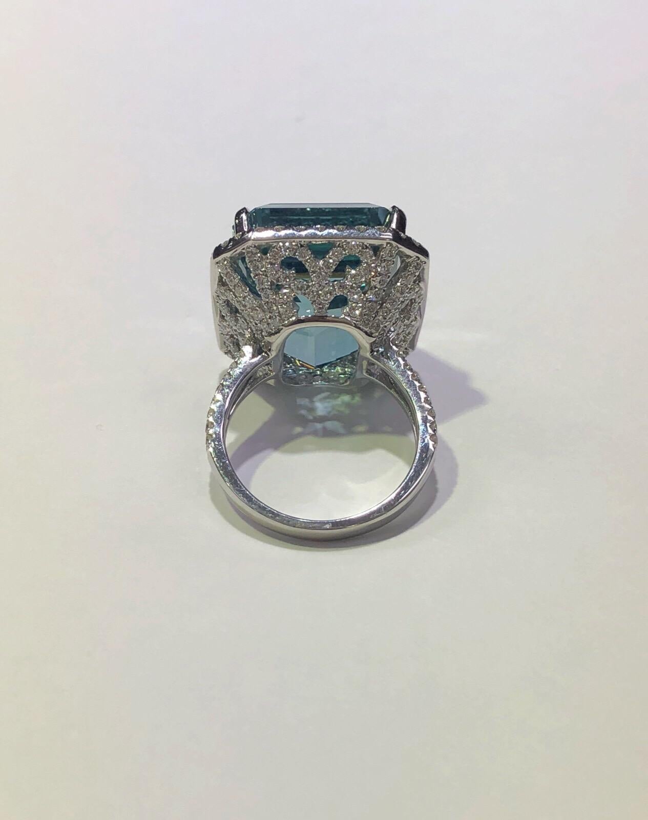27.30 Carat 'GIA' Aquamarine Emerald Cut 2.50 Total Diamond Weight Cocktail Ring (Smaragdschliff)