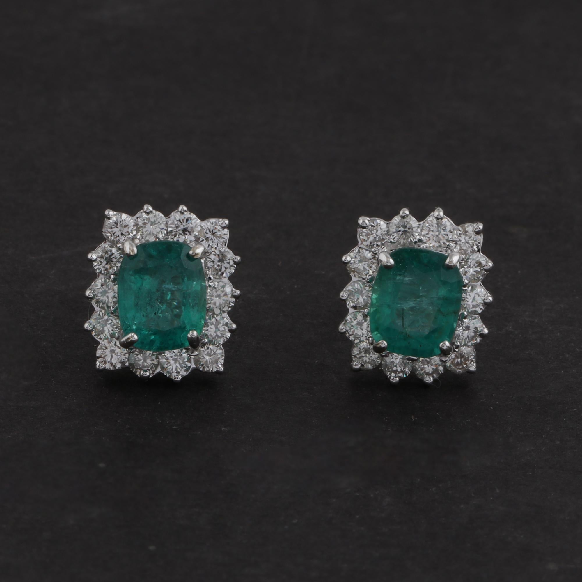 Coulée dans de l'or 18 carats, cette exquise boucle d'oreille en forme de pierre de naissance est sertie de 2,73 carats d'émeraude et de 1,20 carat de diamants étincelants. L'émeraude, pierre de naissance du mois de mai, est censée améliorer