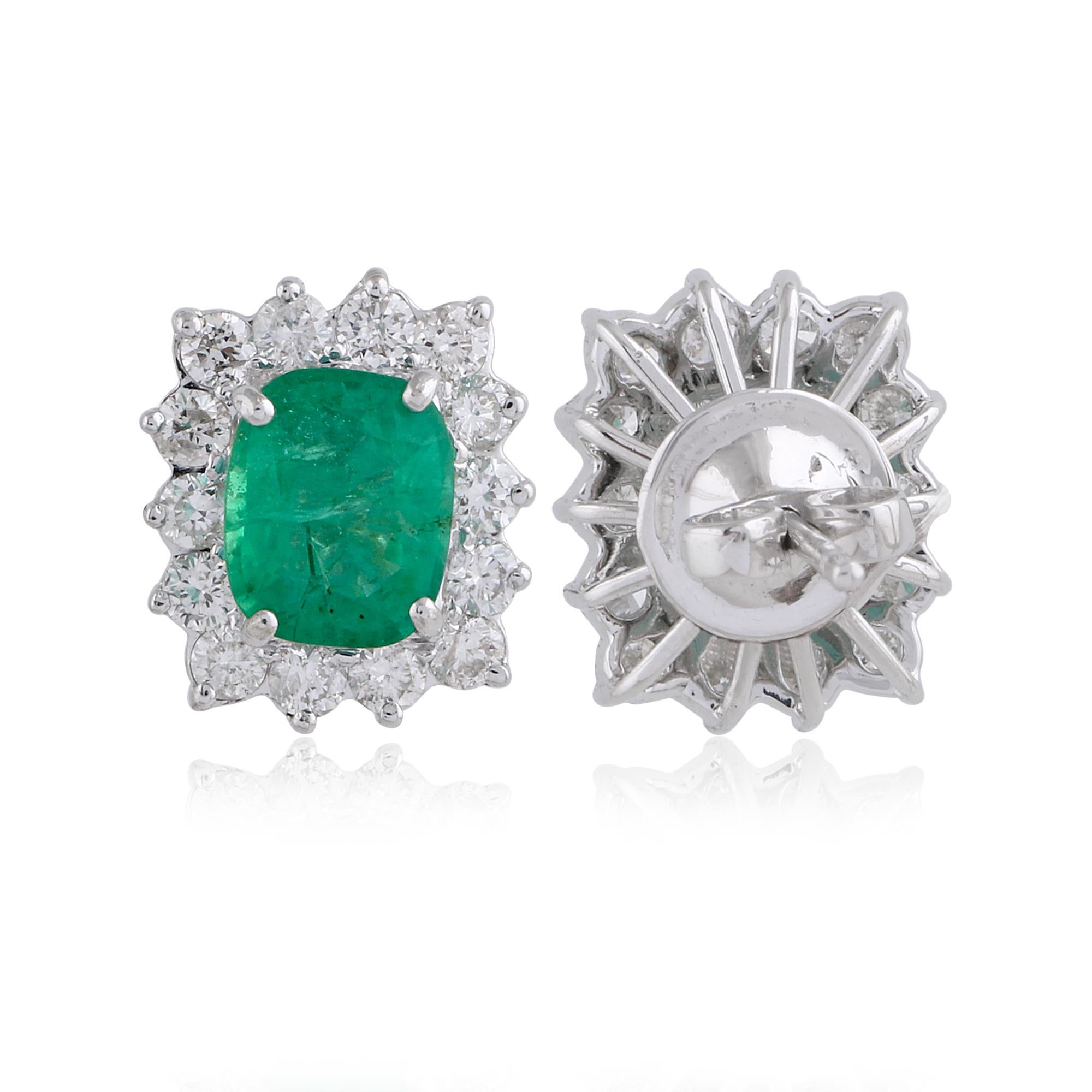 2.73ct Cushion Zambian Emerald 1.20ct Diamond Halo Stud Earrings 18k White Gold Neuf - En vente à Diera, Dubai