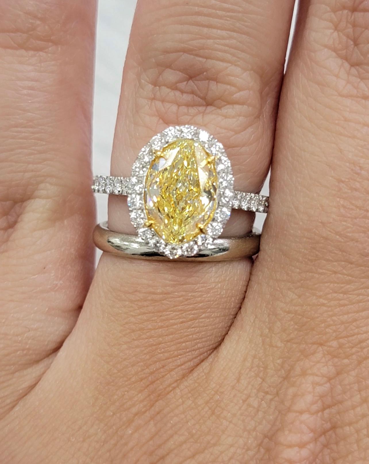 Well cut and proportioned Fancy Yellow Oval
No bow tie and 100% eye clean
Set in platinum and 18kt Yellow Gold with 0.80ct of white diamond melee