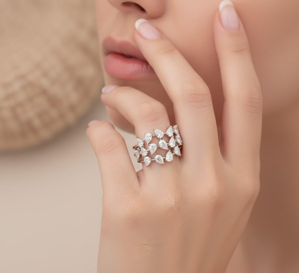 in vendita:  2,73Ct SI/H Pear Cut Diamond Cluster Wide Band Anello da cocktail in oro bianco 18k 2