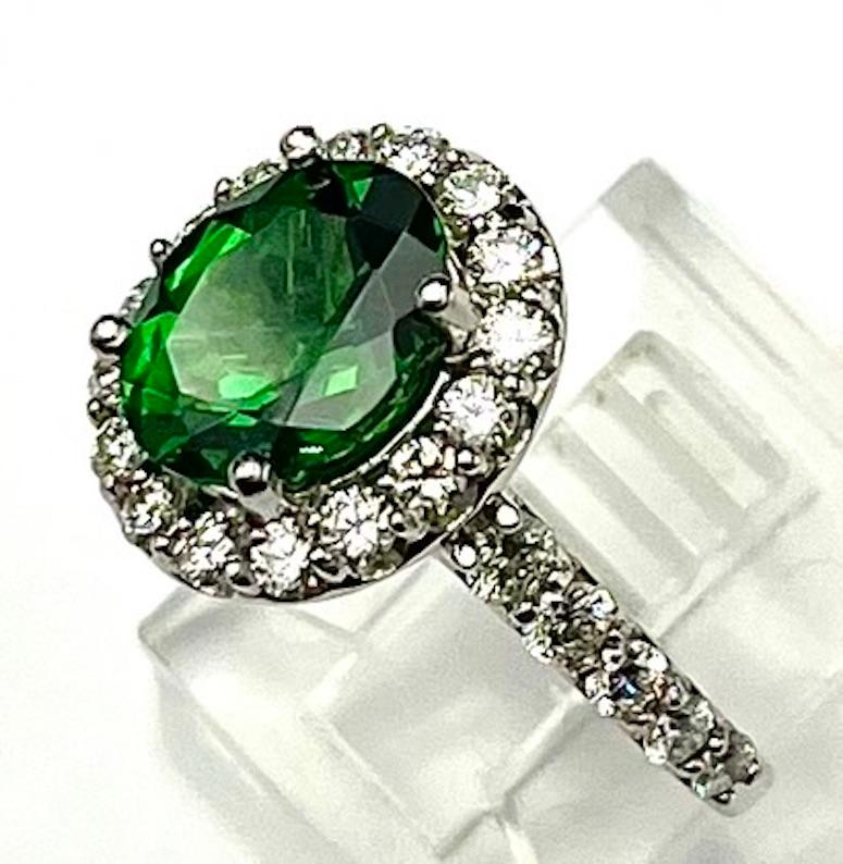 Contemporary 2.73Ct Very Fine Oval Shape Tsavorite Ring For Sale