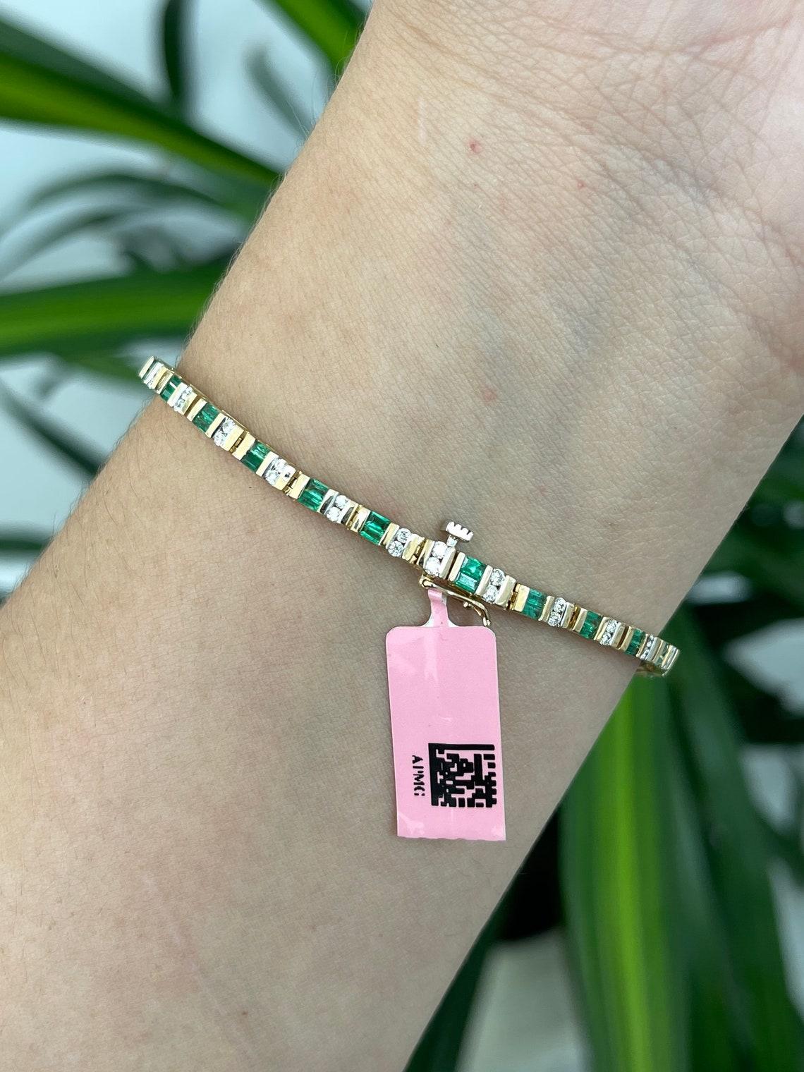 Vorgestellt wird ein schönes Unisex-Armband mit Smaragd und Diamanten. Dieses Armband trägt fast zwei volle Karat Smaragde im Baguetteschliff mit sehr guter Klarheit und Glanz. Kanalbesetzt mit zahlreichen runden Brillanten, die sich über das