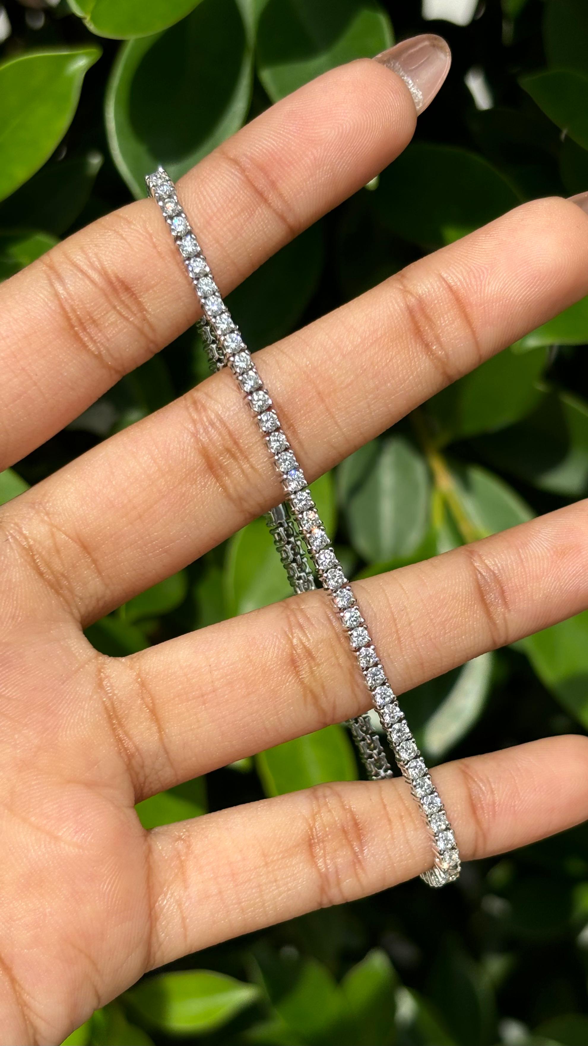 Dieses exquisite, mit Diamanten besetzte Tennisarmband ist eine zeitlose und elegante Ergänzung Ihrer Schmucksammlung. Dieses Armband ist ein wahres Meisterwerk, das Schönheit, Qualität und individuelle Gestaltungsmöglichkeiten vereint. 

Dieses