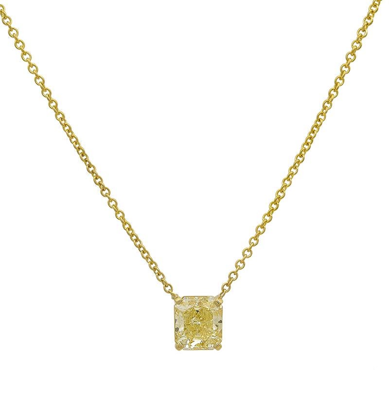 Una collana con ciondolo molto morbida ma sofisticata, che presenta uno stuzzicante diamante naturale da 2,74 carati, di colore giallo fantasia e taglio radiante. Questa magnifica pietra è incastonata in una montatura a 4 punte ed è fissata su una