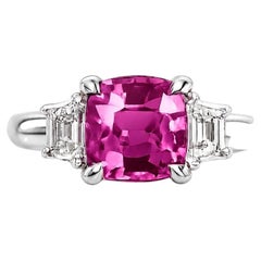 Anello in platino con zaffiro rosa da 2,74 carati e diamanti