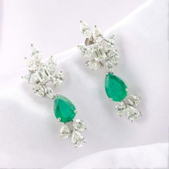 Pendientes de diamantes SI/H de 2,74 quilates Esmeralda de Zambia de 5,50 quilates Oro blanco de 18 quilates