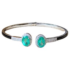 2.74 Carats, Columbian Emerald, Black Enamel & Diamonds Bangle/ Modern Bracelet