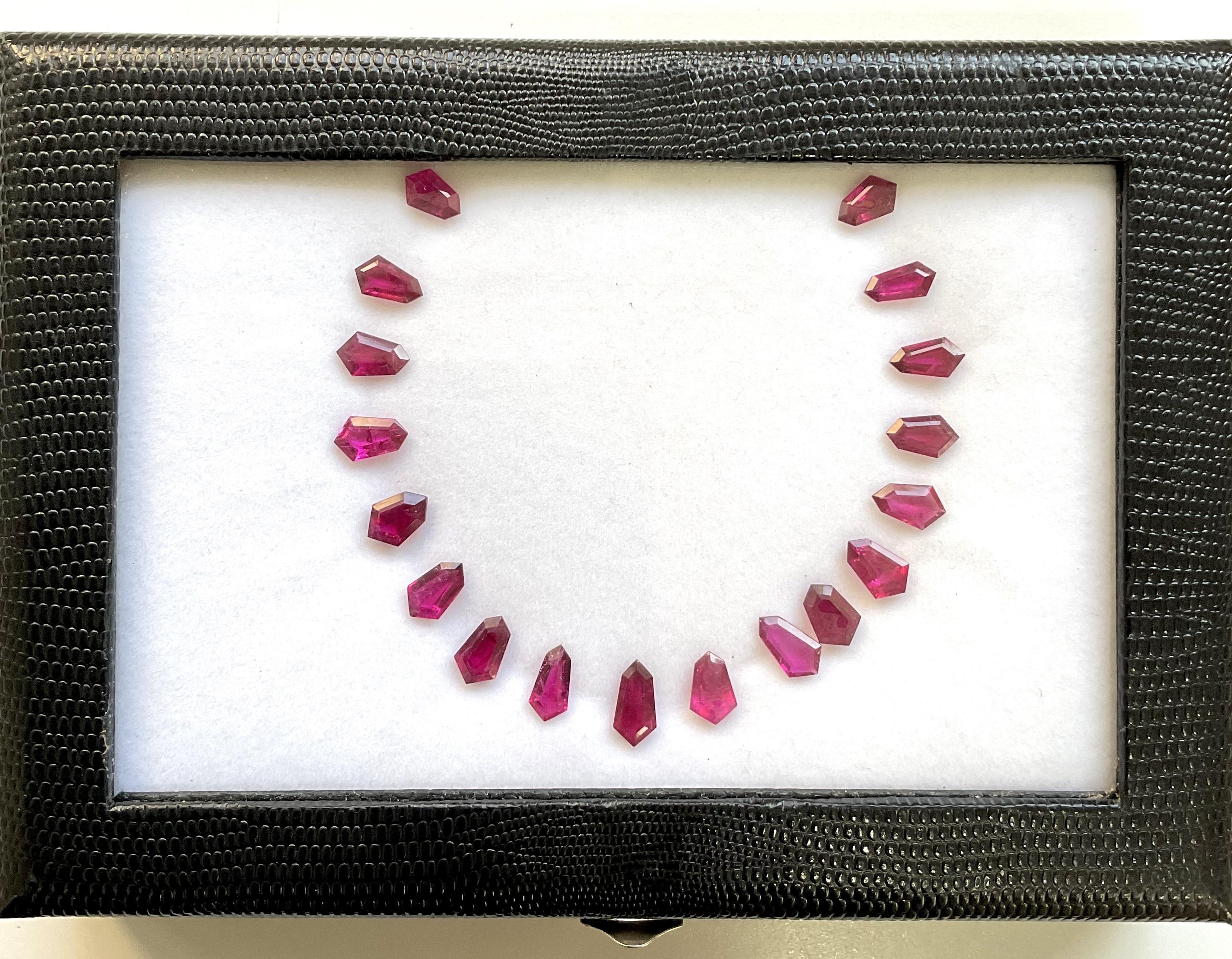Rubellite Layout Top Quality Tourmaline Fancy Pair Cutstone Natural
Gemstone - Rubellite Tourmaline
Weight - 27.44 Ct
Size - 7.9x12.8 To 5.7x8.4 MM
Pieces - 18

