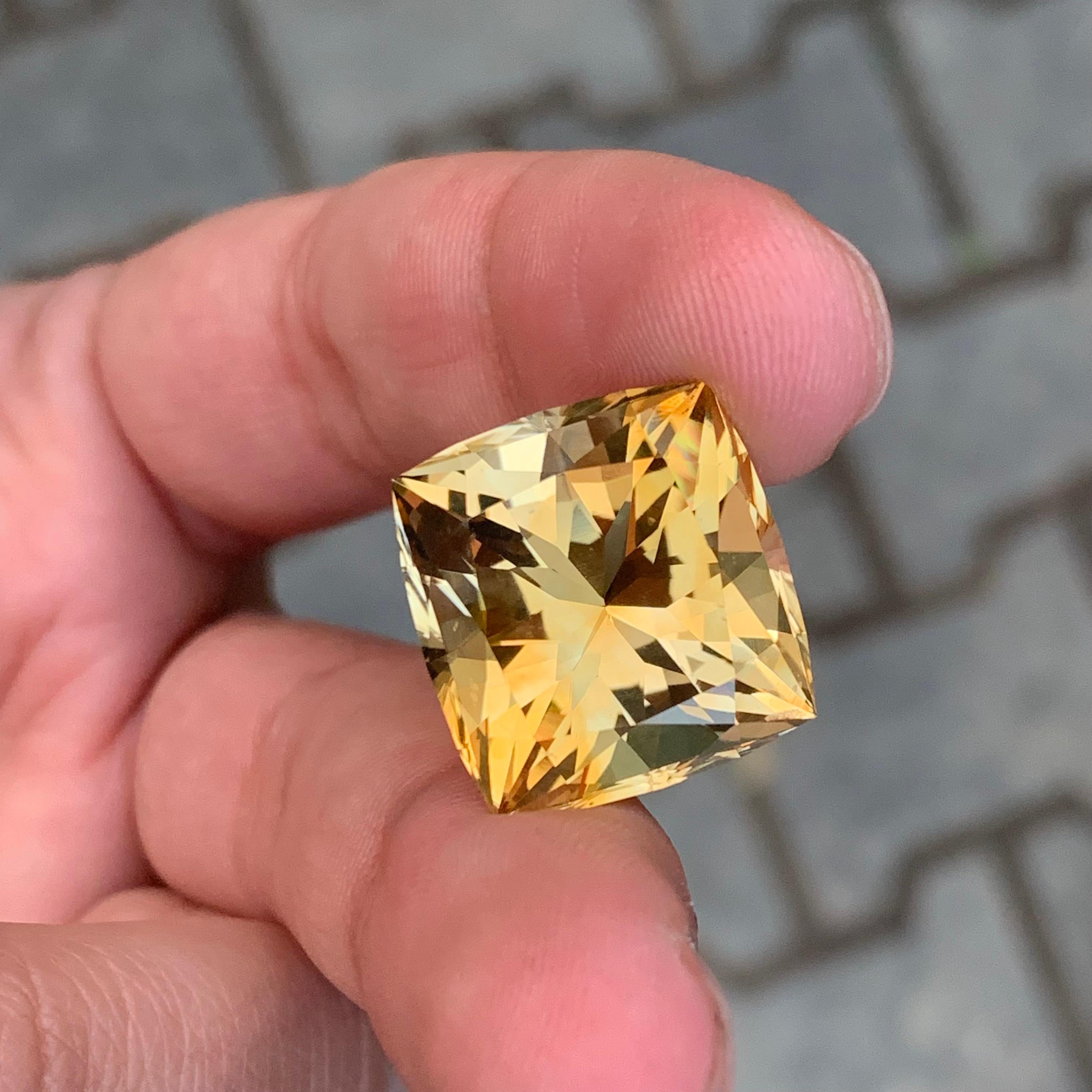 Taille émeraude 27.45 Carat Natural Loose Citrine Rectangle Shape Gemstone (pierre précieuse en forme de rectangle) en vente