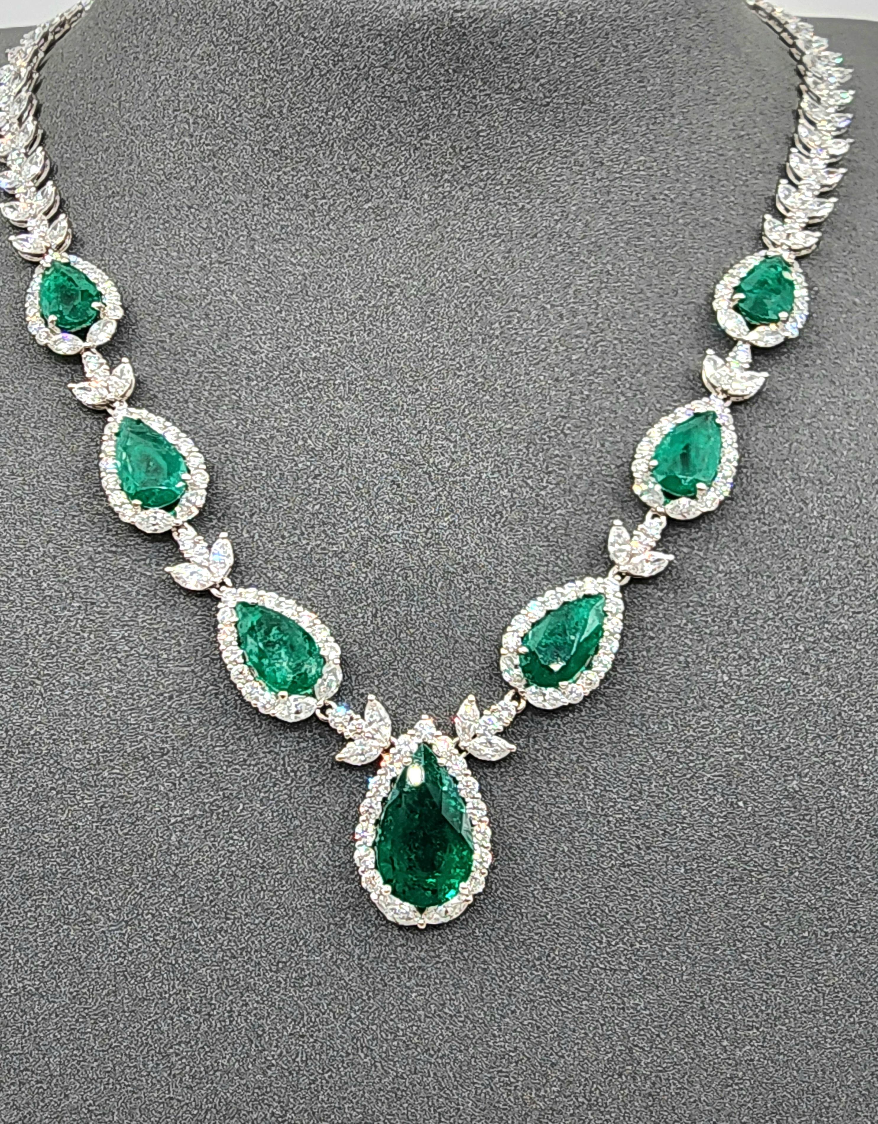 Halskette, 27.46 Karat natürlicher kolumbianischer Smaragd & Diamant (Moderne) im Angebot