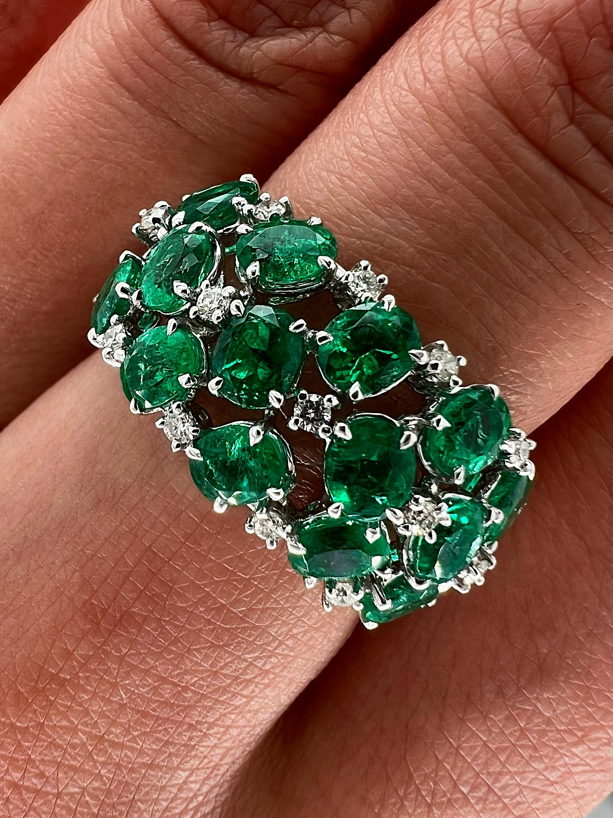 2,74 Gesamtkarat grüner Smaragd und Diamant Damenring im Zustand „Neu“ im Angebot in New York, NY