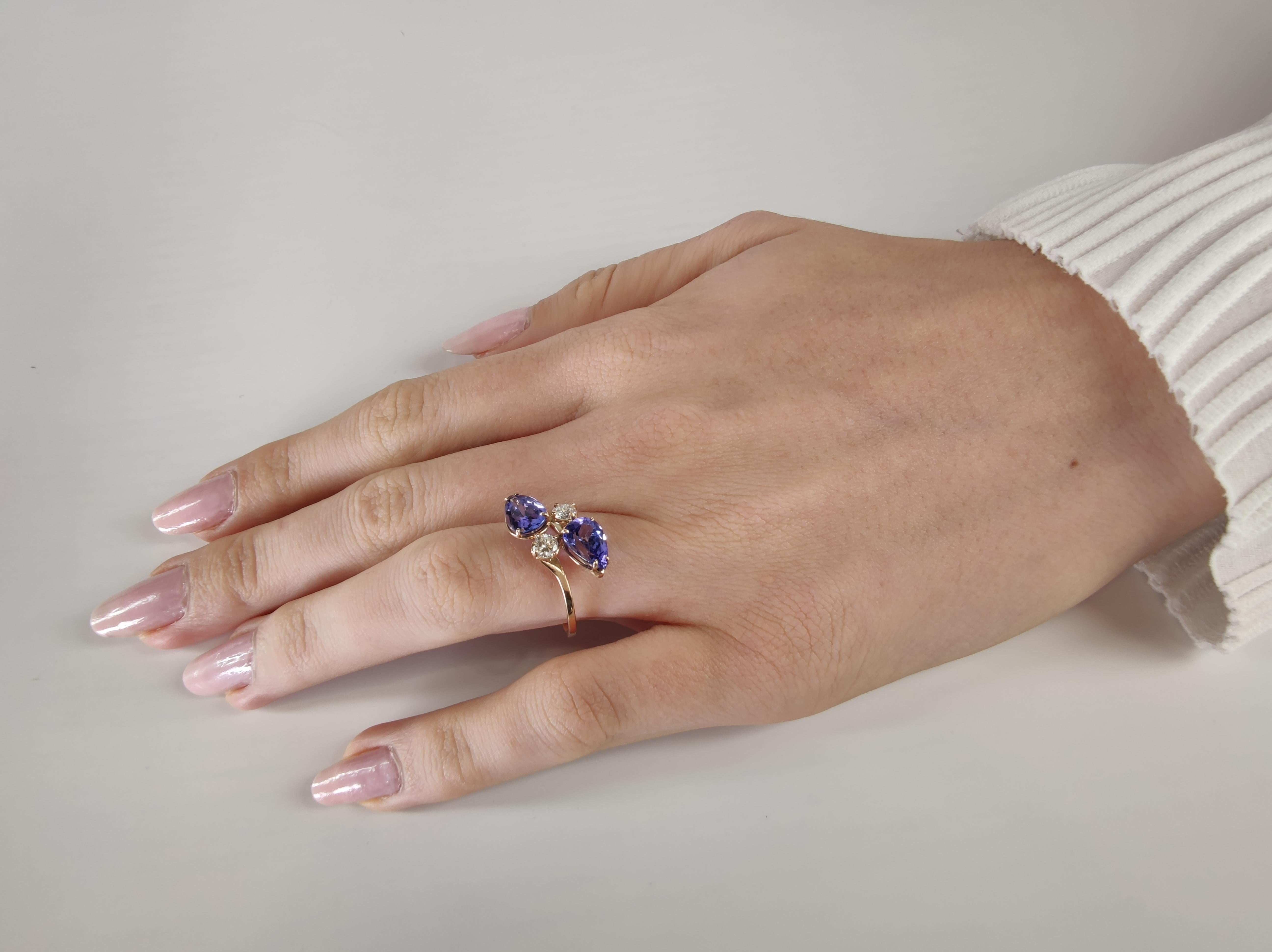 Misura dell'anello: US 7.25 / EU 15 (ridimensionabile senza costi aggiuntivi)
    
Eleganza e audacia con questo squisito anello da cocktail 