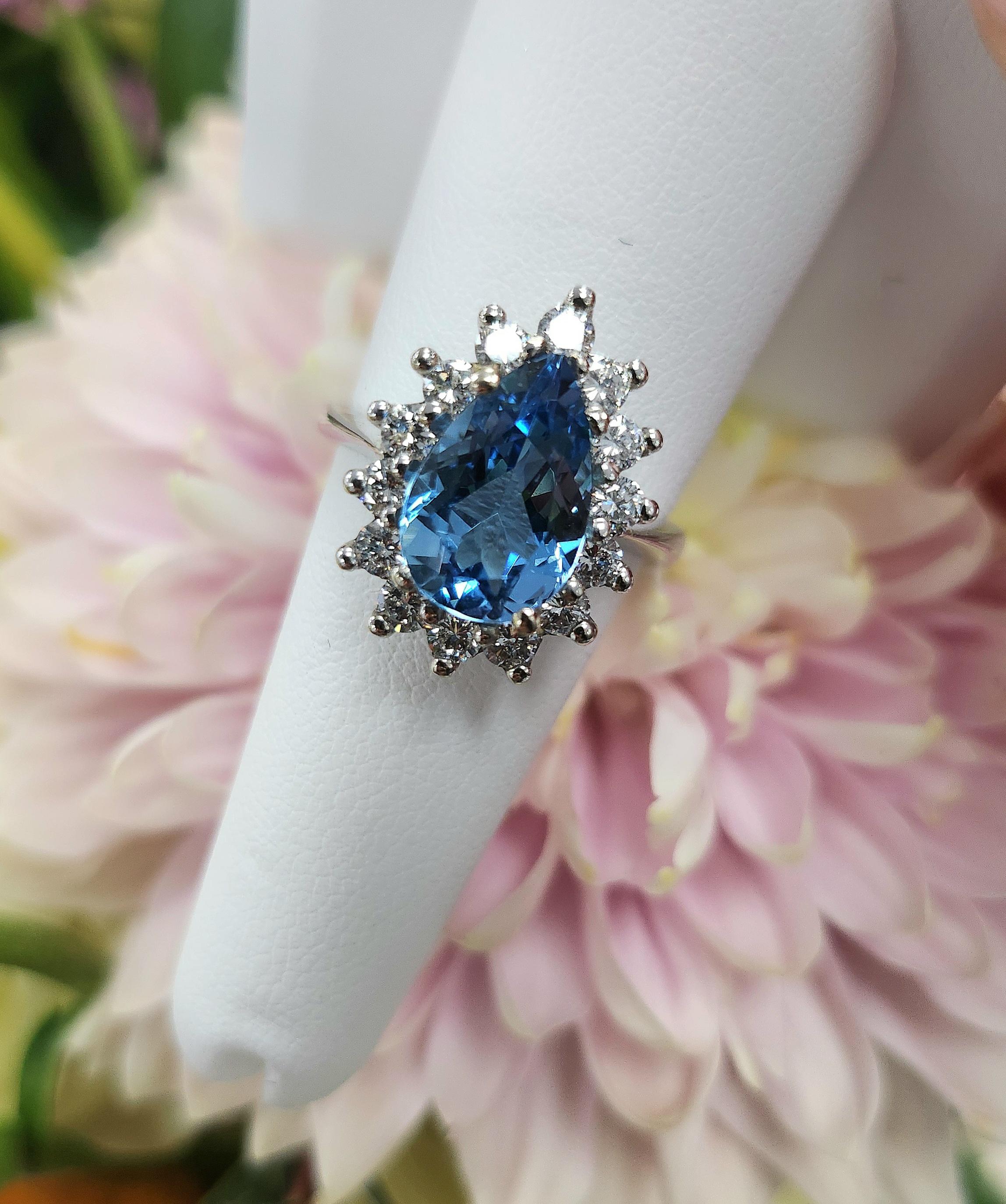 Dieser exquisite Ring zeigt die ruhige Schönheit eines seltenen birnenförmigen Aquamarins von 2,75 Karat. Was diesen Edelstein auszeichnet, ist sein ungewöhnlich satter, tiefblauer Farbton - ein lebendiger und begehrter Farbton im Vergleich zu den