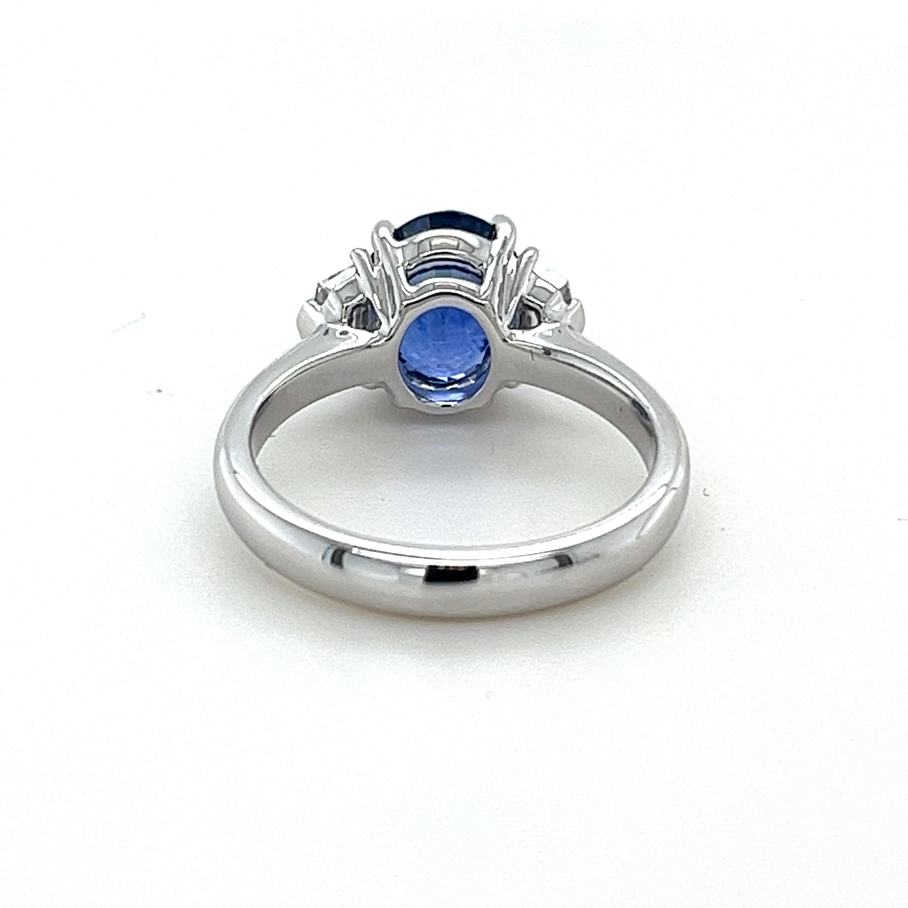 Modern 2.75 Carat Ceylon Sapphire & Diamond Ring in Platinum For Sale