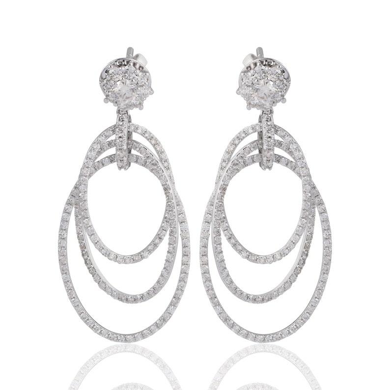 Taille mixte Boucles d'oreilles imbriquées en or blanc 14 carats avec diamants de 2,75 carats en vente