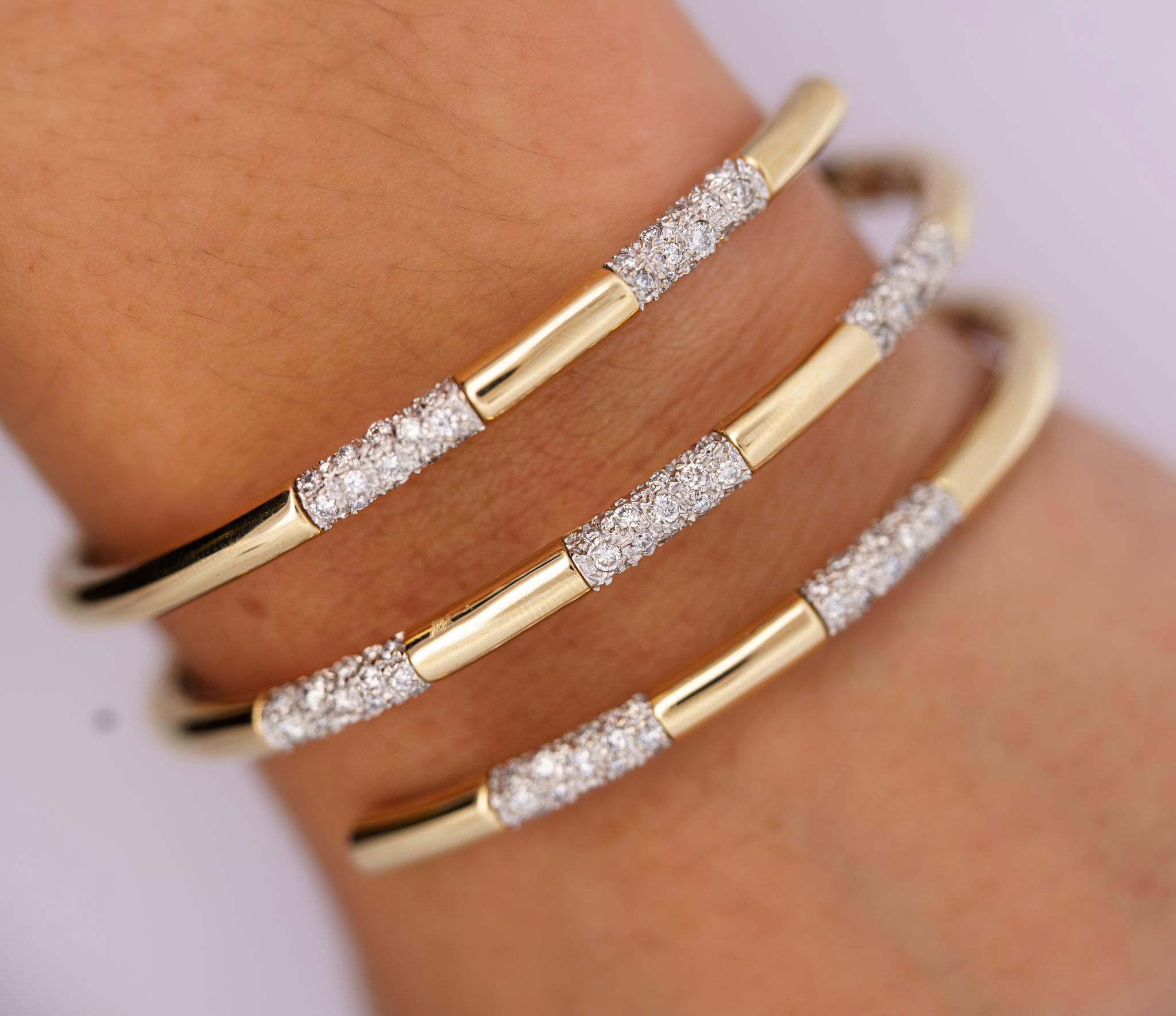 Taglio rotondo Bracciale in oro 14K con diamante da 2,75 carati a 3 file curve in vendita