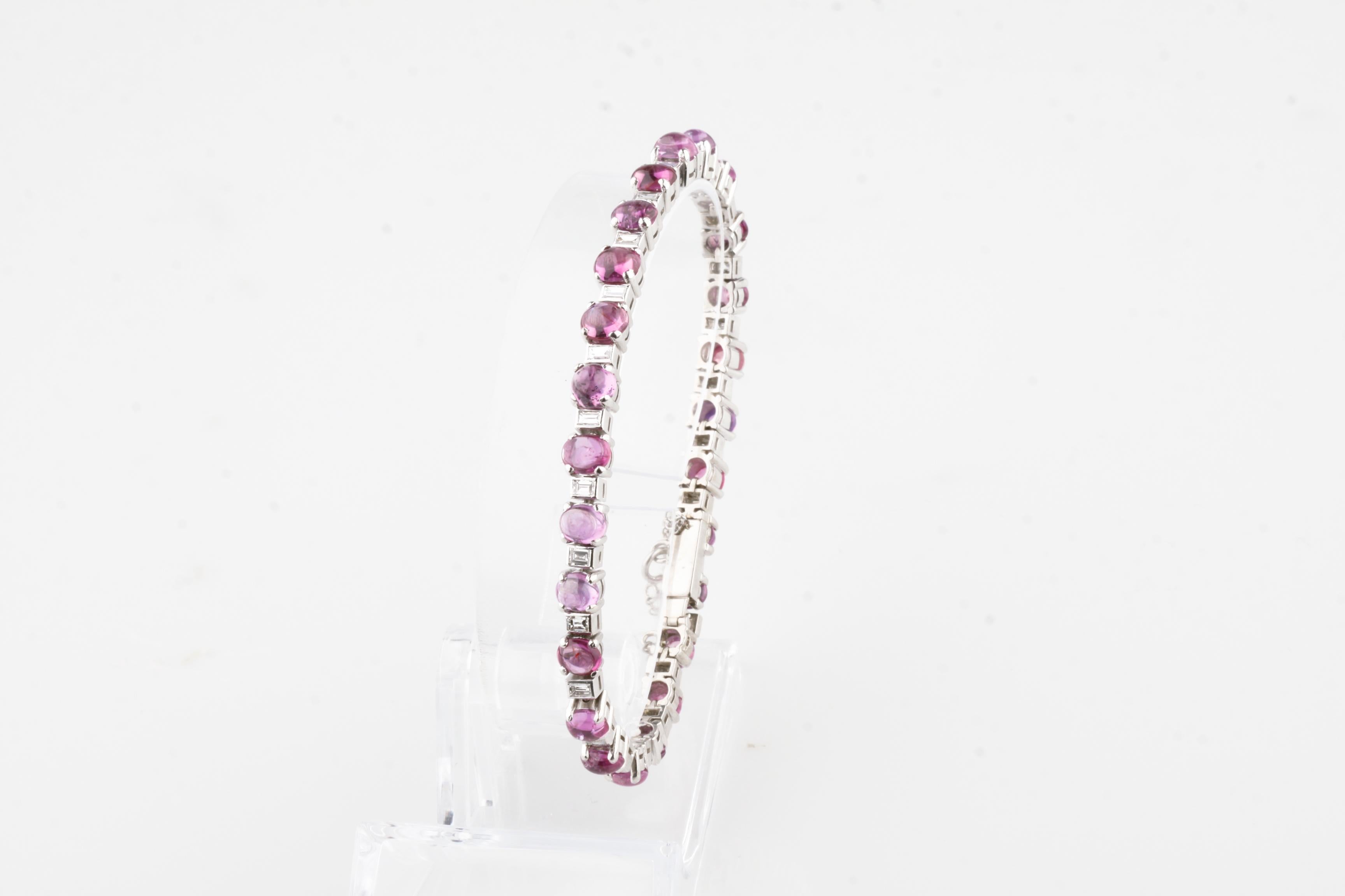 Splendido bracciale in platino che alterna cabochon di rubini incastonati e diamanti taglio Princess incastonati.
I rubini cabochon presentano variazioni di colore e forma, ma in media sono di un bel rosa.
Include una chiusura a inserimento nascosto