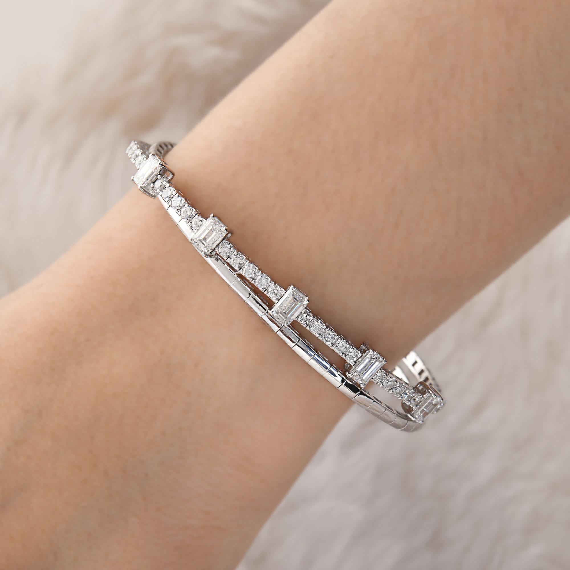 Moderne Bracelet manchette jonc en or blanc 18 carats avec diamants taille émeraude de 2,75 carats en vente