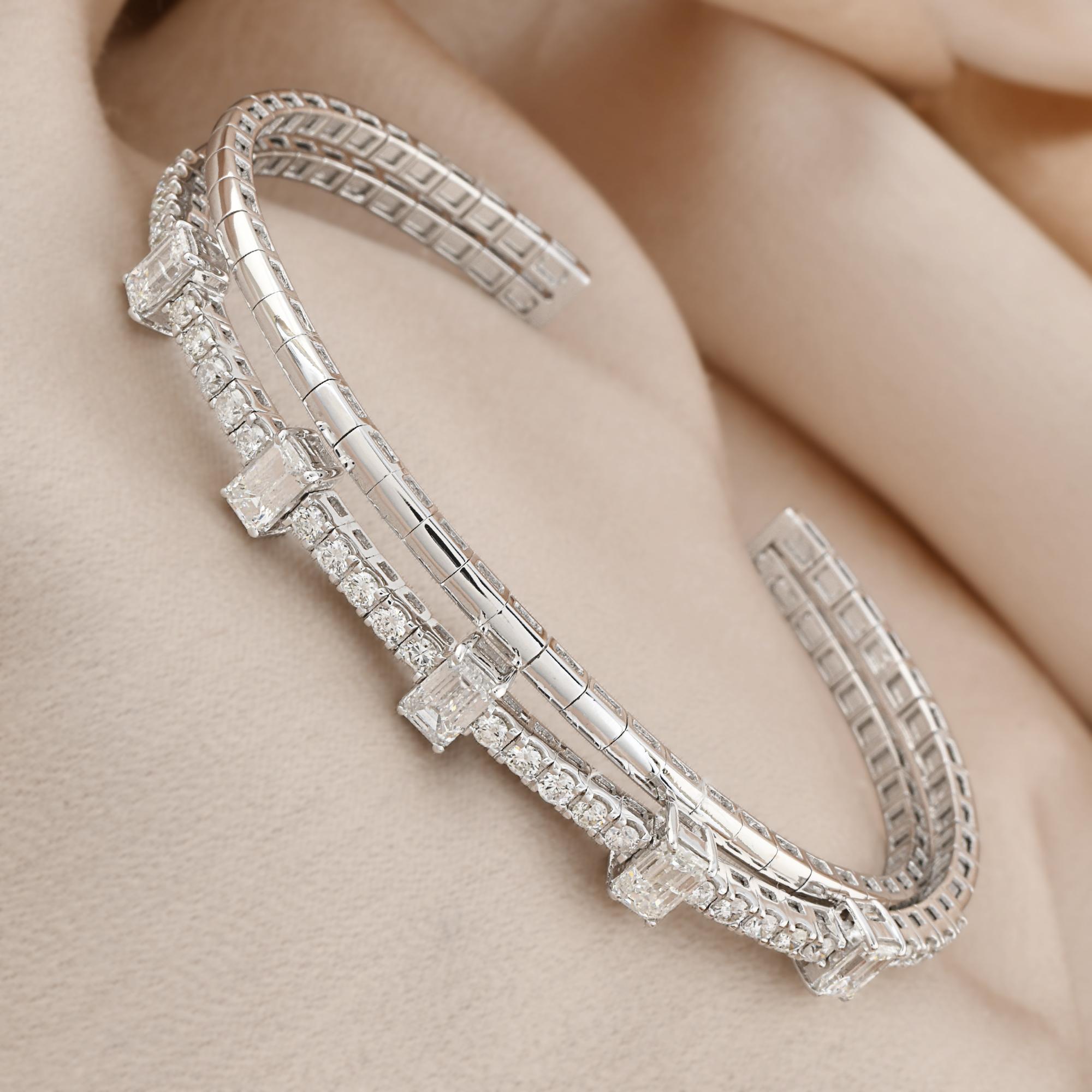 2.75 Carat Emerald Cut Diamond Bangle Cuff Bracelet 18k White Gold Fine Jewelry In New Condition For Sale In Diera, Dubai