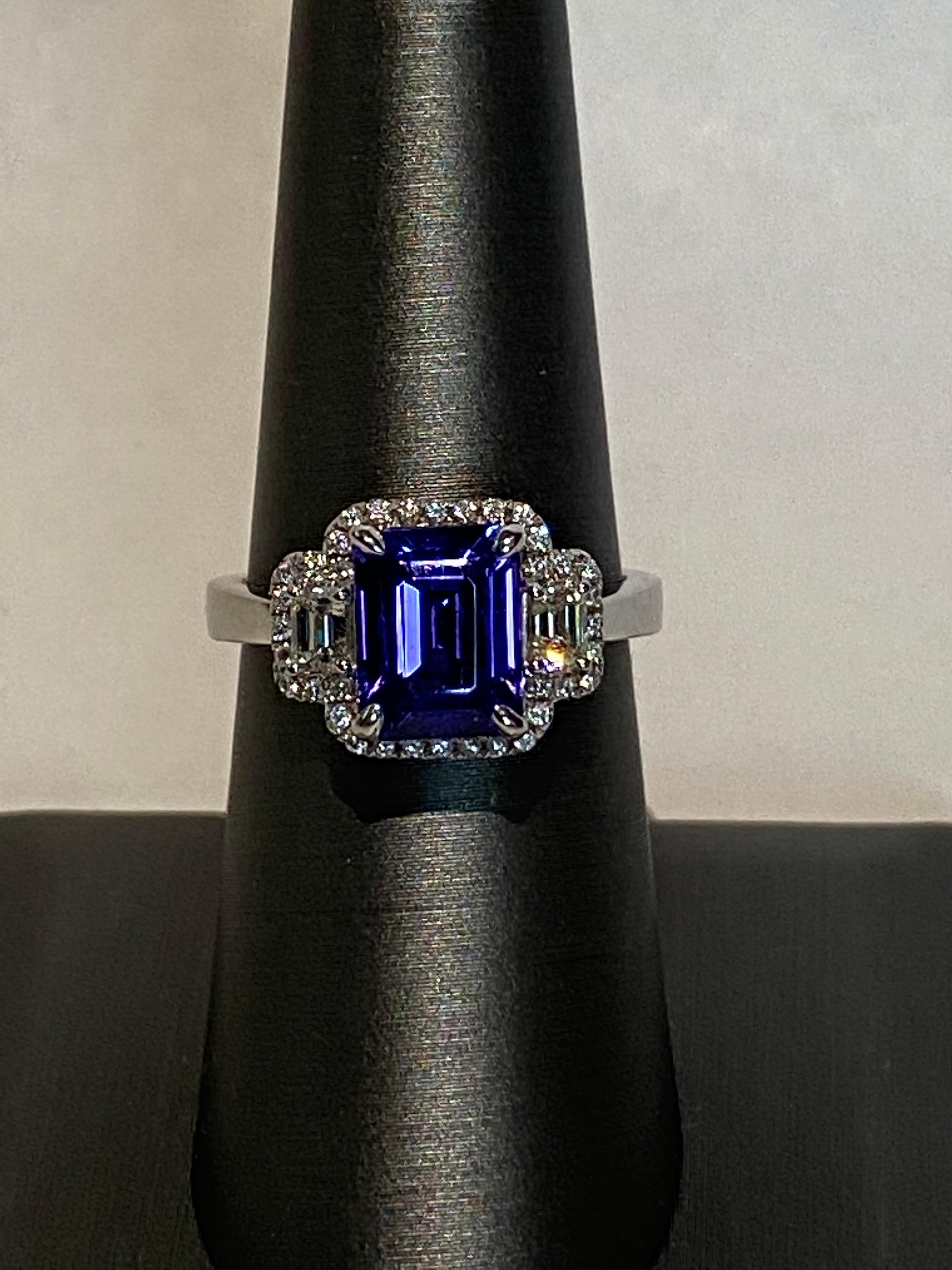 Art déco Bague avec tanzanite taille émeraude de 2,75 carats et diamants en vente