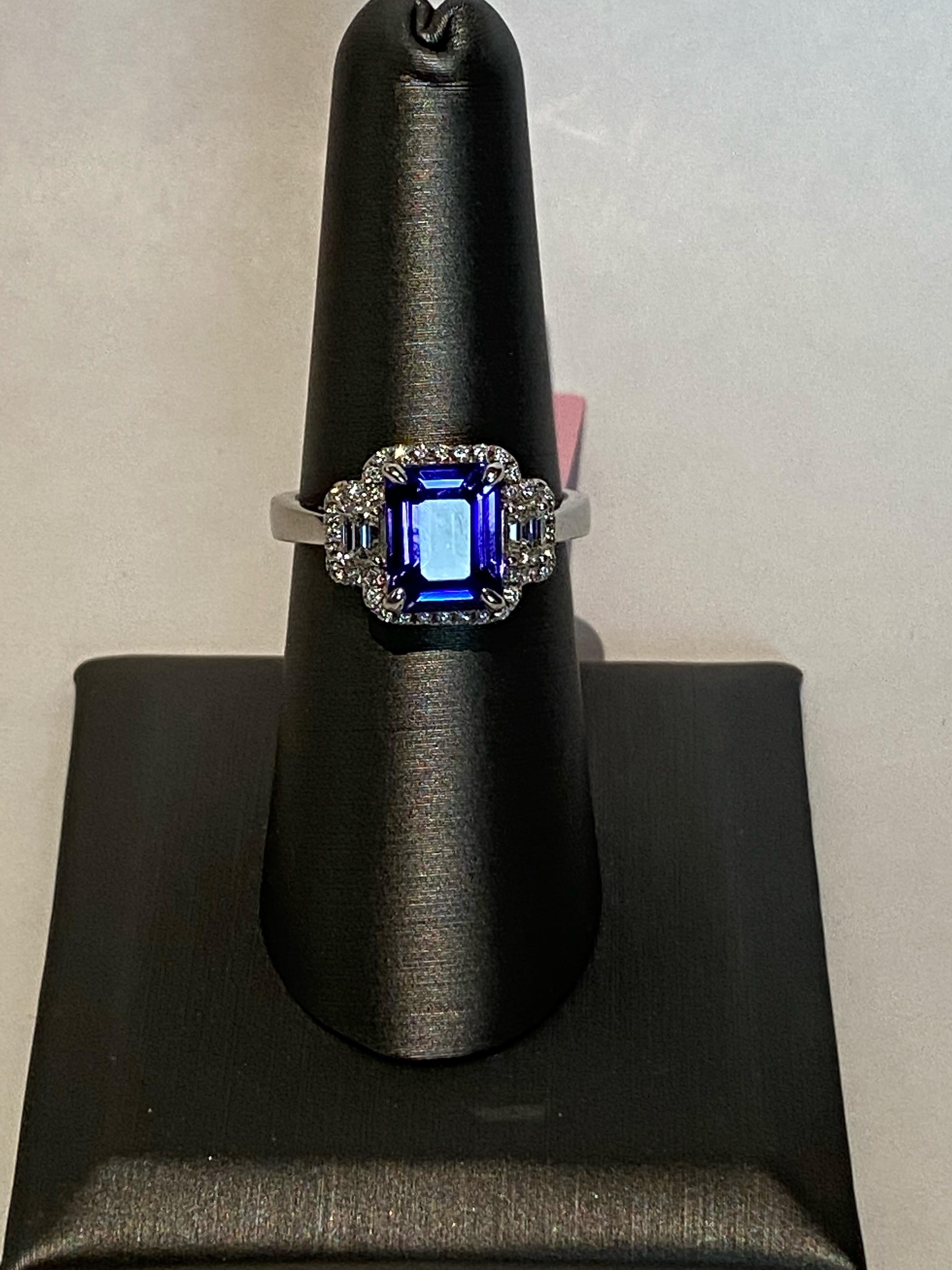Taille émeraude Bague avec tanzanite taille émeraude de 2,75 carats et diamants en vente