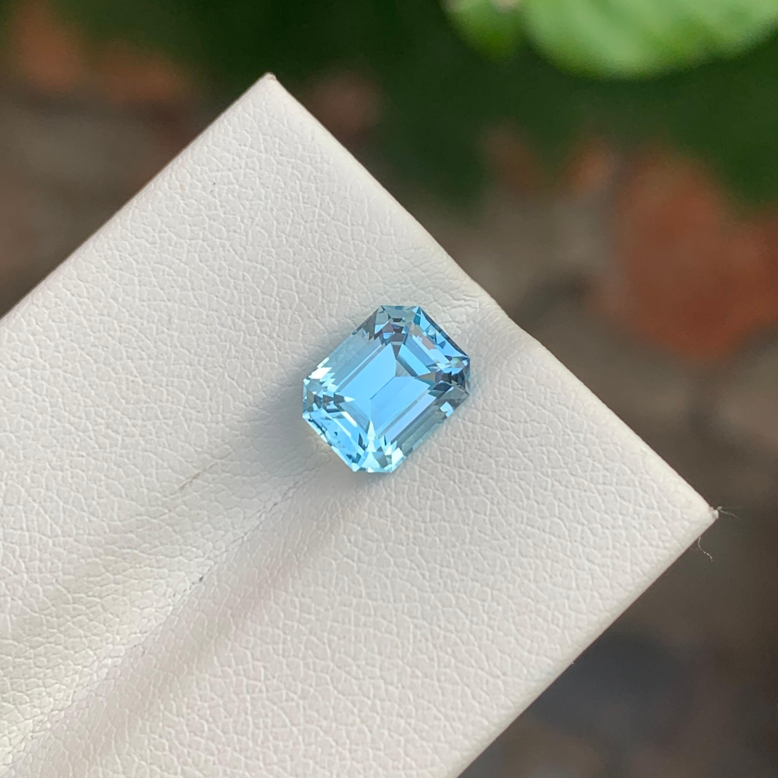 2.75 Carat Gorgeous Loose Blue Topaz Emerald Shape Gem From Brazil Mine In New Condition For Sale In Peshawar, PK