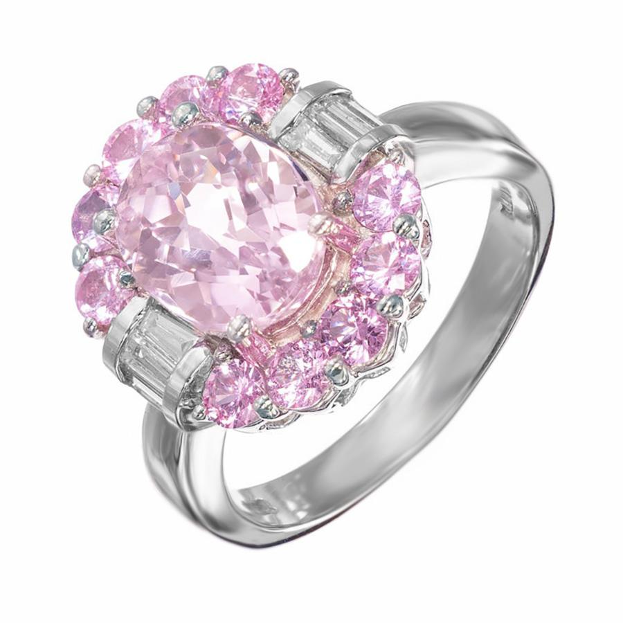 Ametista ovale sfaccettata color lavanda chiaro con zaffiri rosa rotondi sopra e sotto e diamanti a baguette in una montatura in oro bianco 14k.

1 ametista ovale chiara Circa 2,75 carati
10 zaffiri rosa rotondi Circa 1,50 carati
6 diamanti baguette