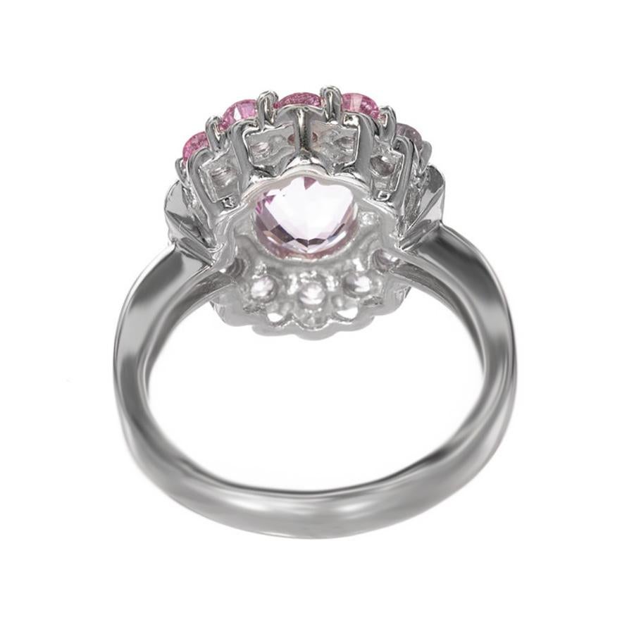 Anello Cocktail di fidanzamento in oro bianco con diamante e zaffiro aureolato da 2,75 carati in vendita 2