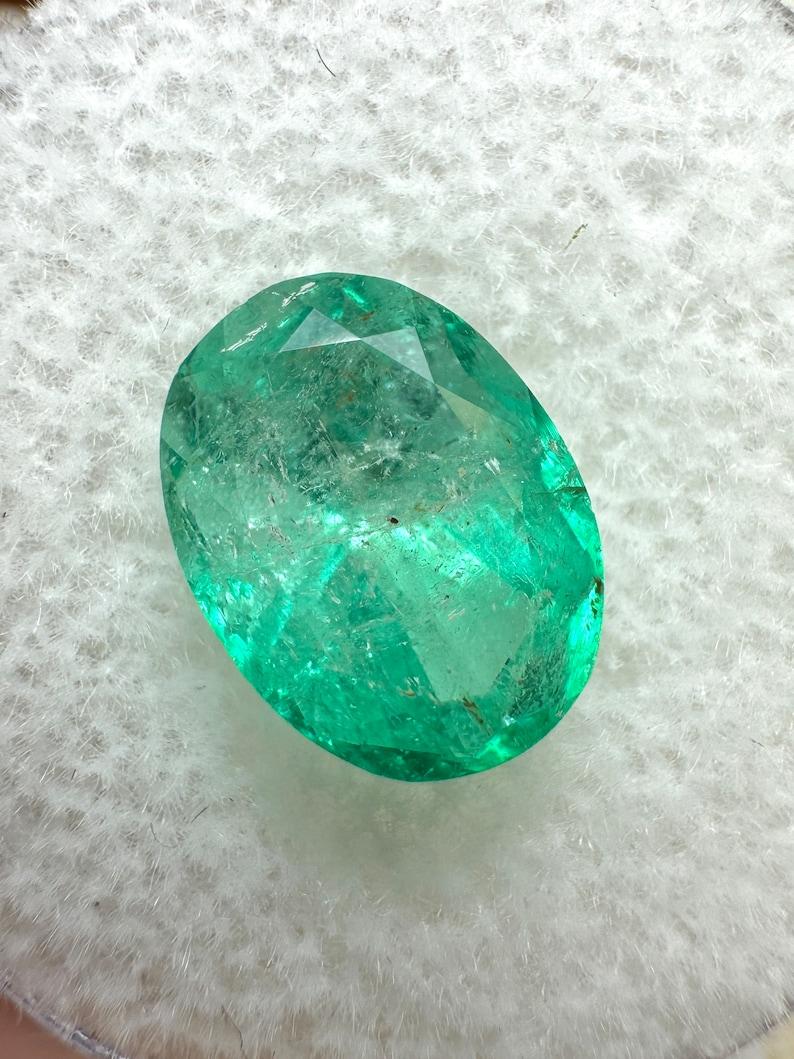 Piedra: Esmeralda
Peso: 2,74 quilates
Forma: Corte Oval
Claridad: Semitransparente
Lustre: Muy bueno
Color: Verde claro medio
Medidas: 10,35 mm x 7,93 mm x 6,48 mm
Origen geográfico: Colombia
Tratamiento: Natural, Engrasado

Observaciones: Debido a