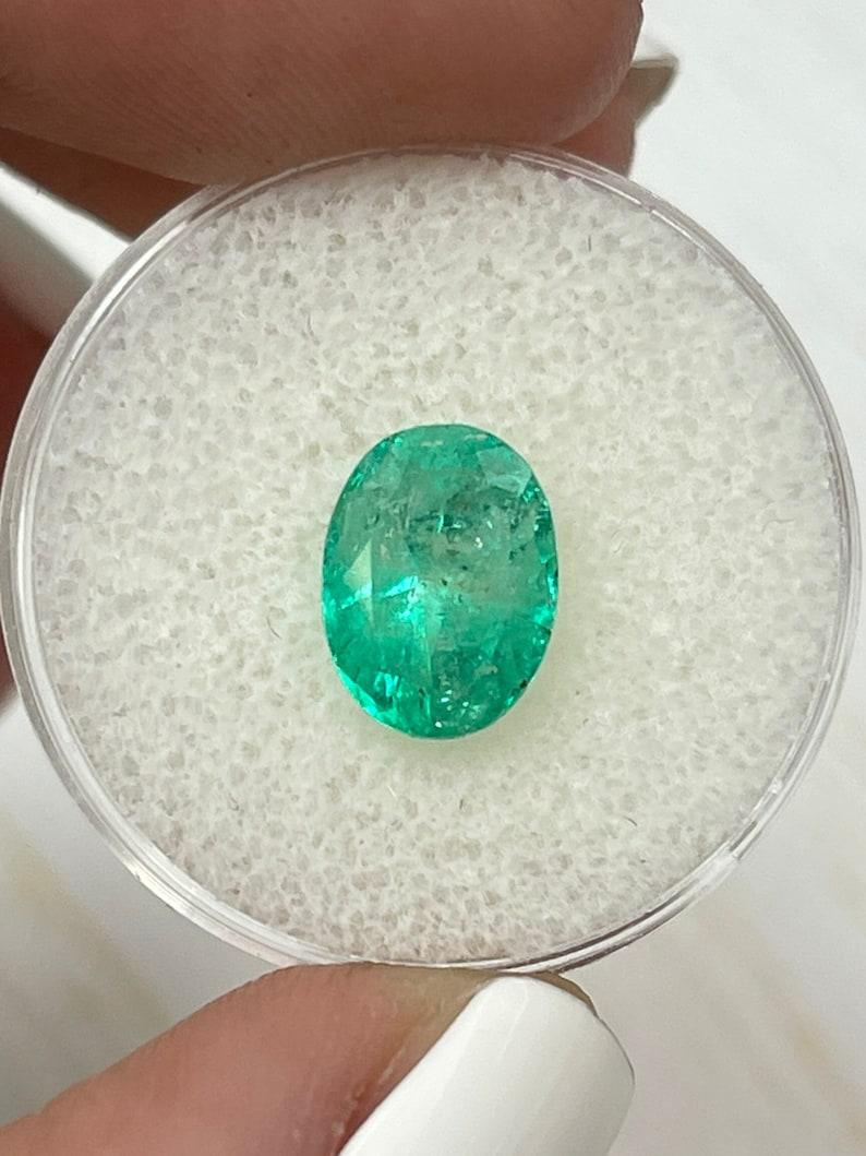 Esmeralda colombiana verde ligeramente pecosa de 2,75 quilates talla oval - piedra de nacimiento de mayo Moderno en venta