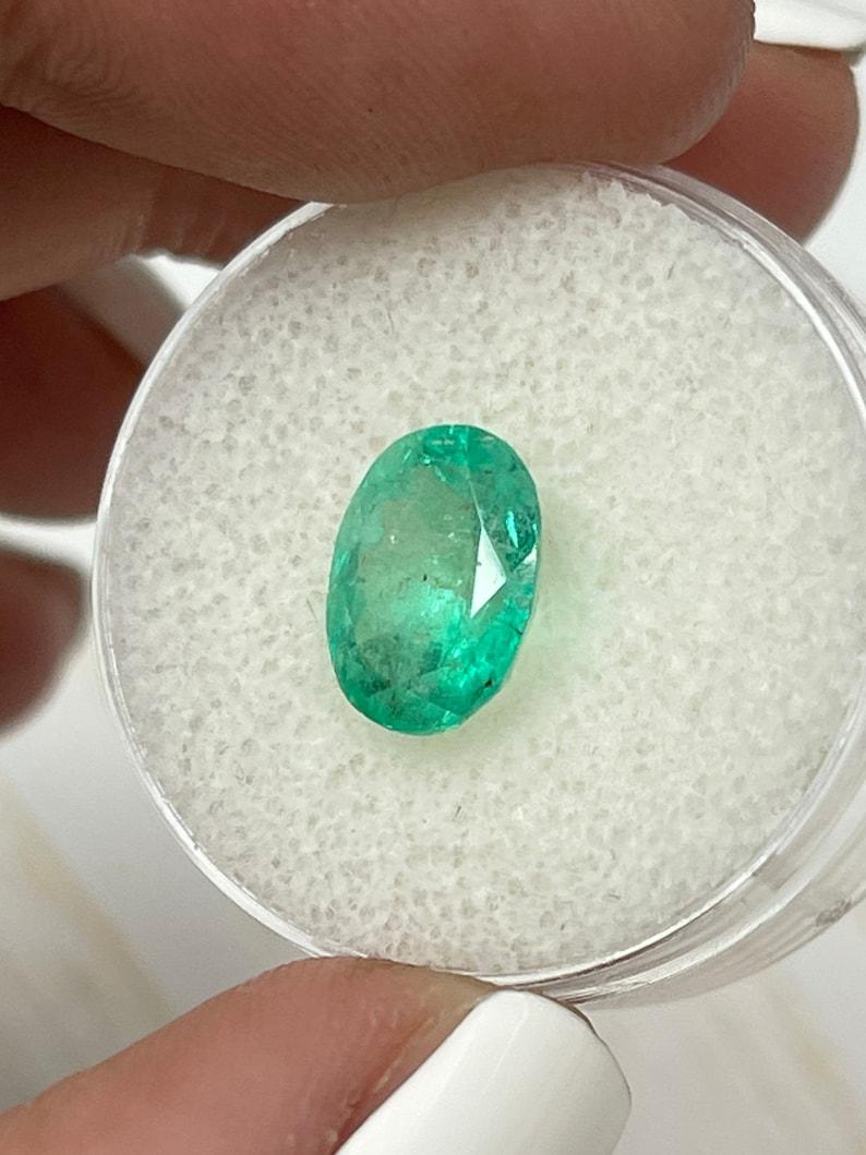 Esmeralda colombiana verde ligeramente pecosa de 2,75 quilates talla oval - piedra de nacimiento de mayo Corte oval en venta