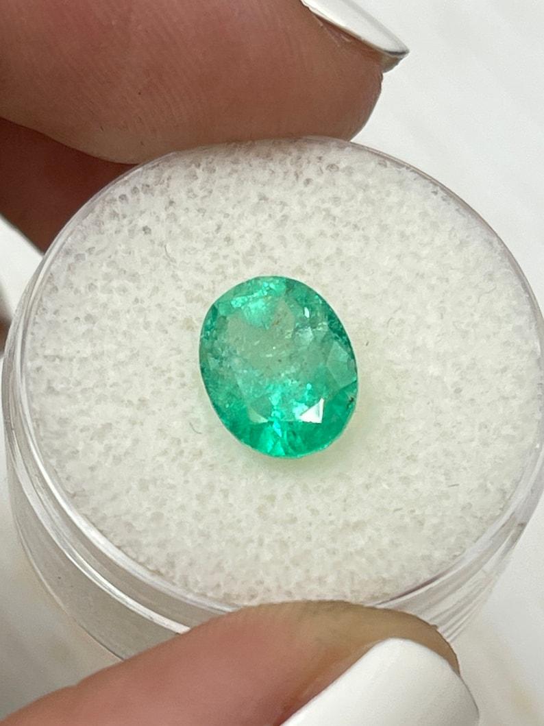Esmeralda colombiana verde ligeramente pecosa de 2,75 quilates talla oval - piedra de nacimiento de mayo en Nuevo estado para la venta en Jupiter, FL