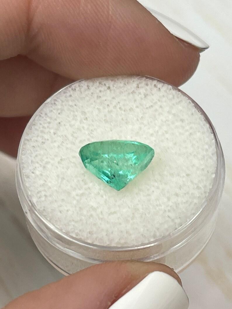 Femenino o masculino Esmeralda colombiana verde ligeramente pecosa de 2,75 quilates talla oval - piedra de nacimiento de mayo en venta