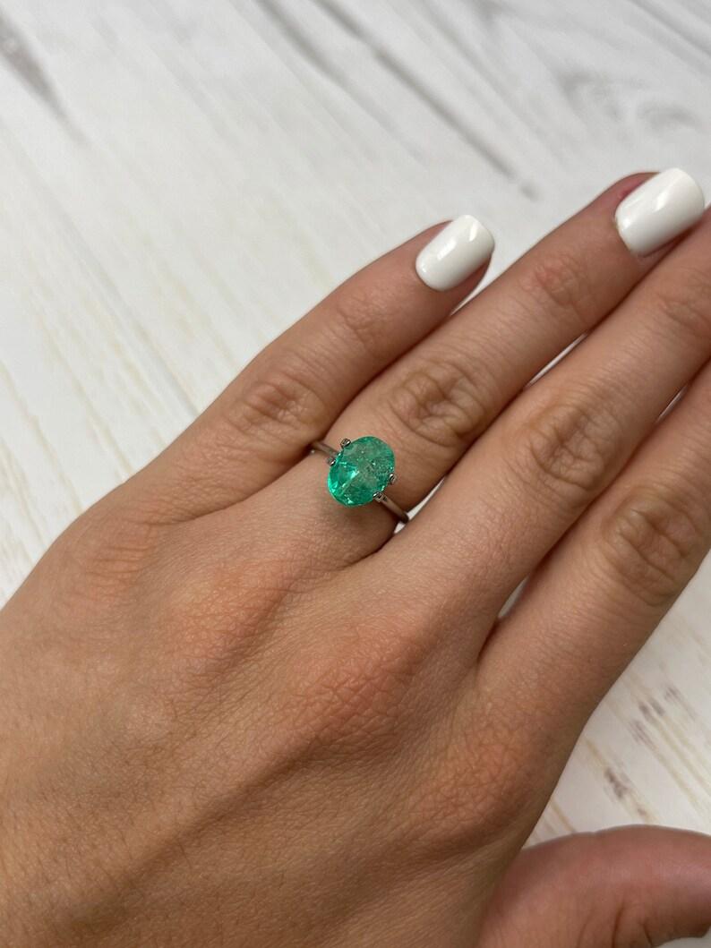Esmeralda colombiana verde ligeramente pecosa de 2,75 quilates talla oval - piedra de nacimiento de mayo en venta 1
