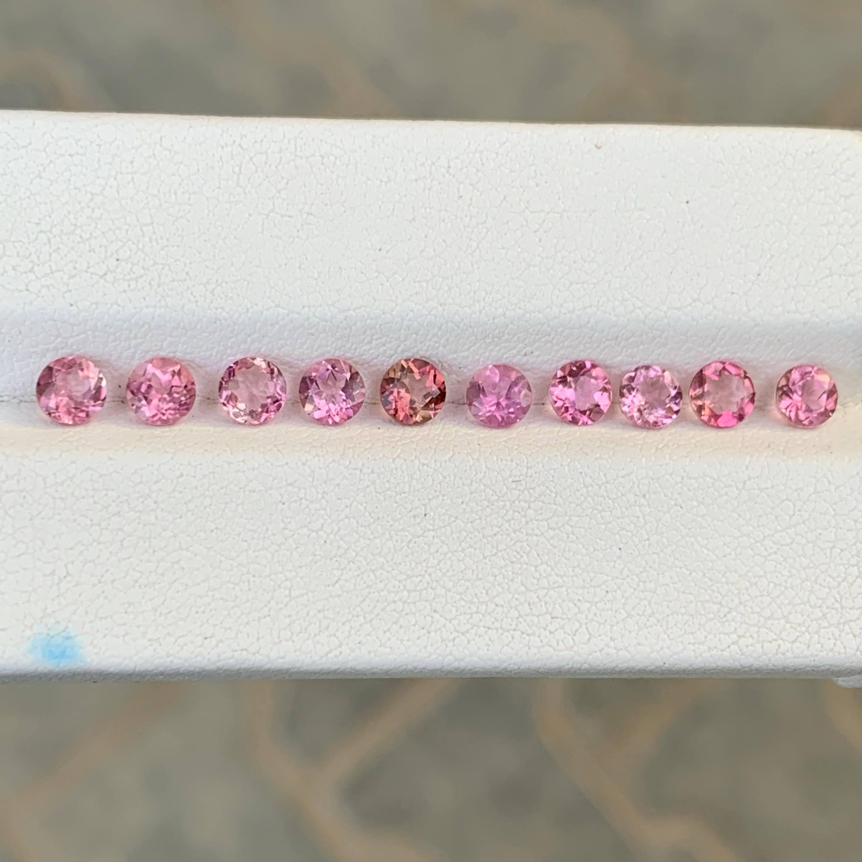 Peso 2,75 carati 
Dimensioni 4.1x4.1x2.1mm
Trattamento Nessuno 
Origine Birmania 
Chiarezza VVS
Forma Taglio rotondo 




Questo bellissimo lotto di 10 pezzi di Spinello Rosa naturale proveniente dalla Birmania ha un totale di 2,75 carati e mostra